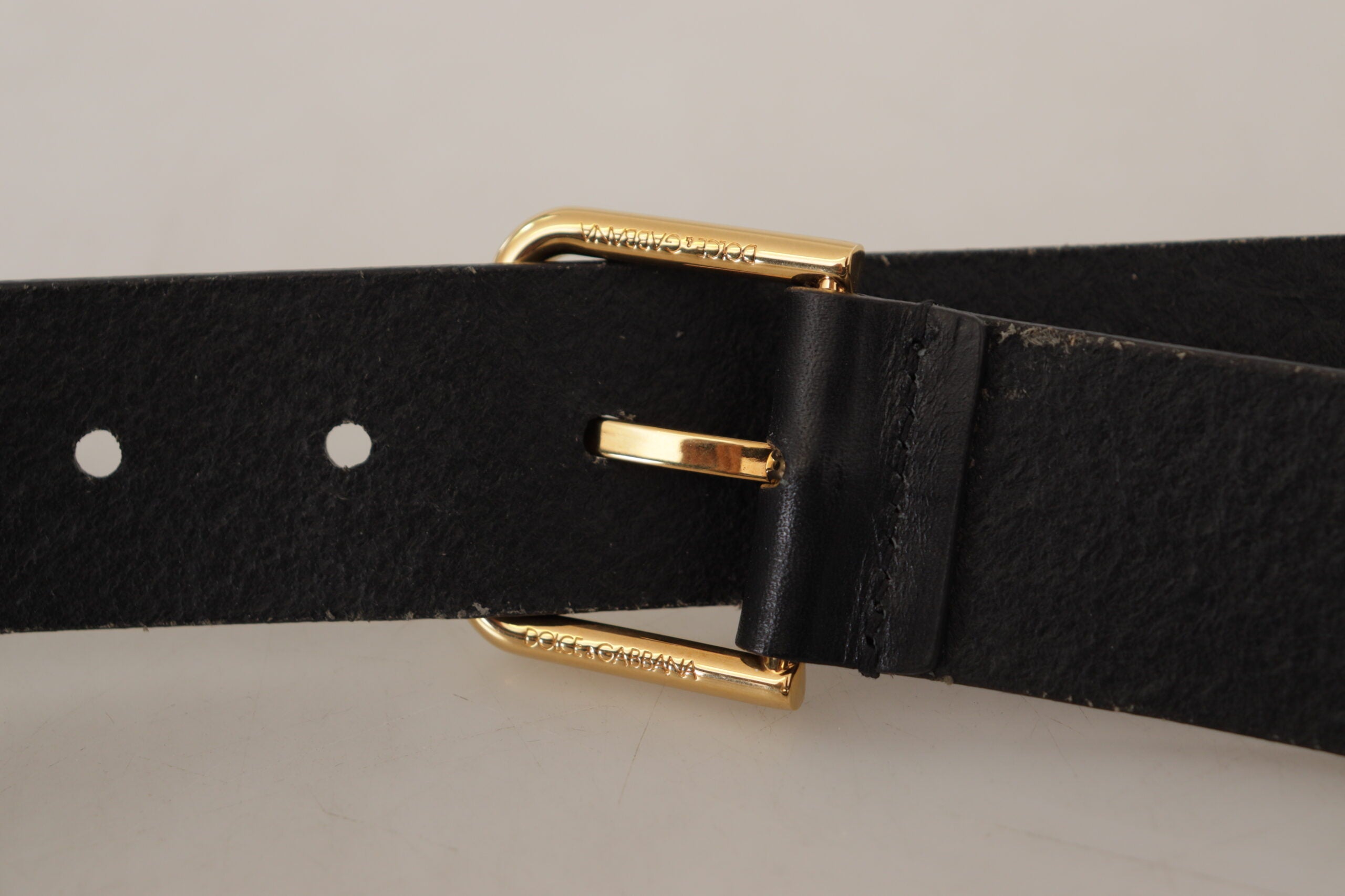 Zwarte kalfsleren riem met gouden logo en metalen gesp