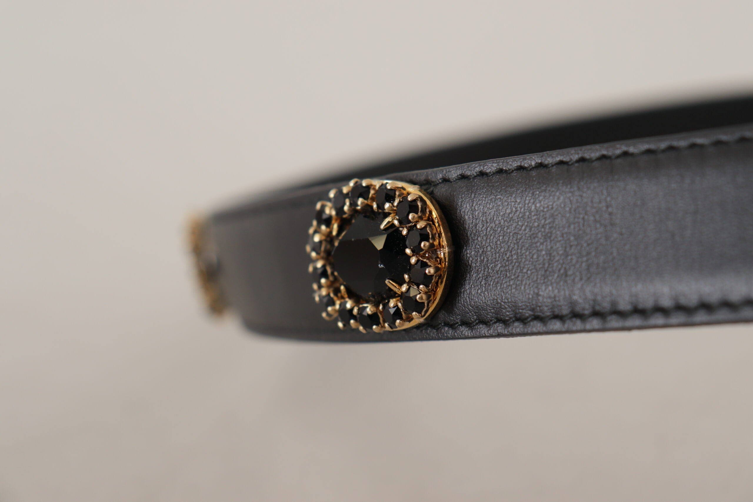 Zwarte leren riem met kristallen logo