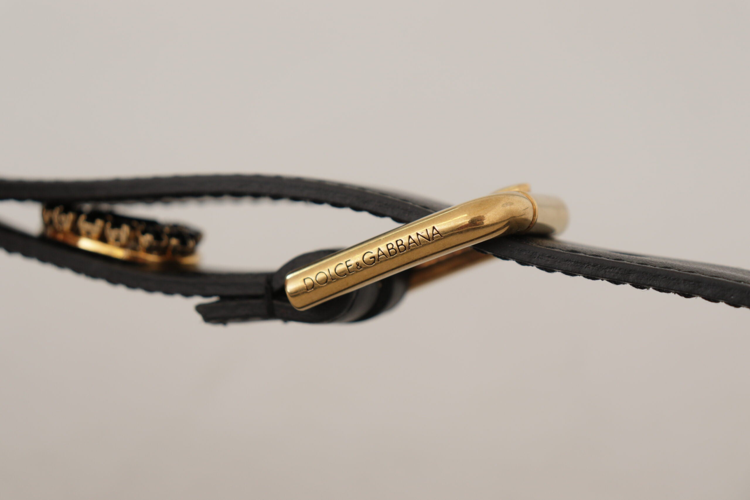 Zwarte leren riem met kristallen logo