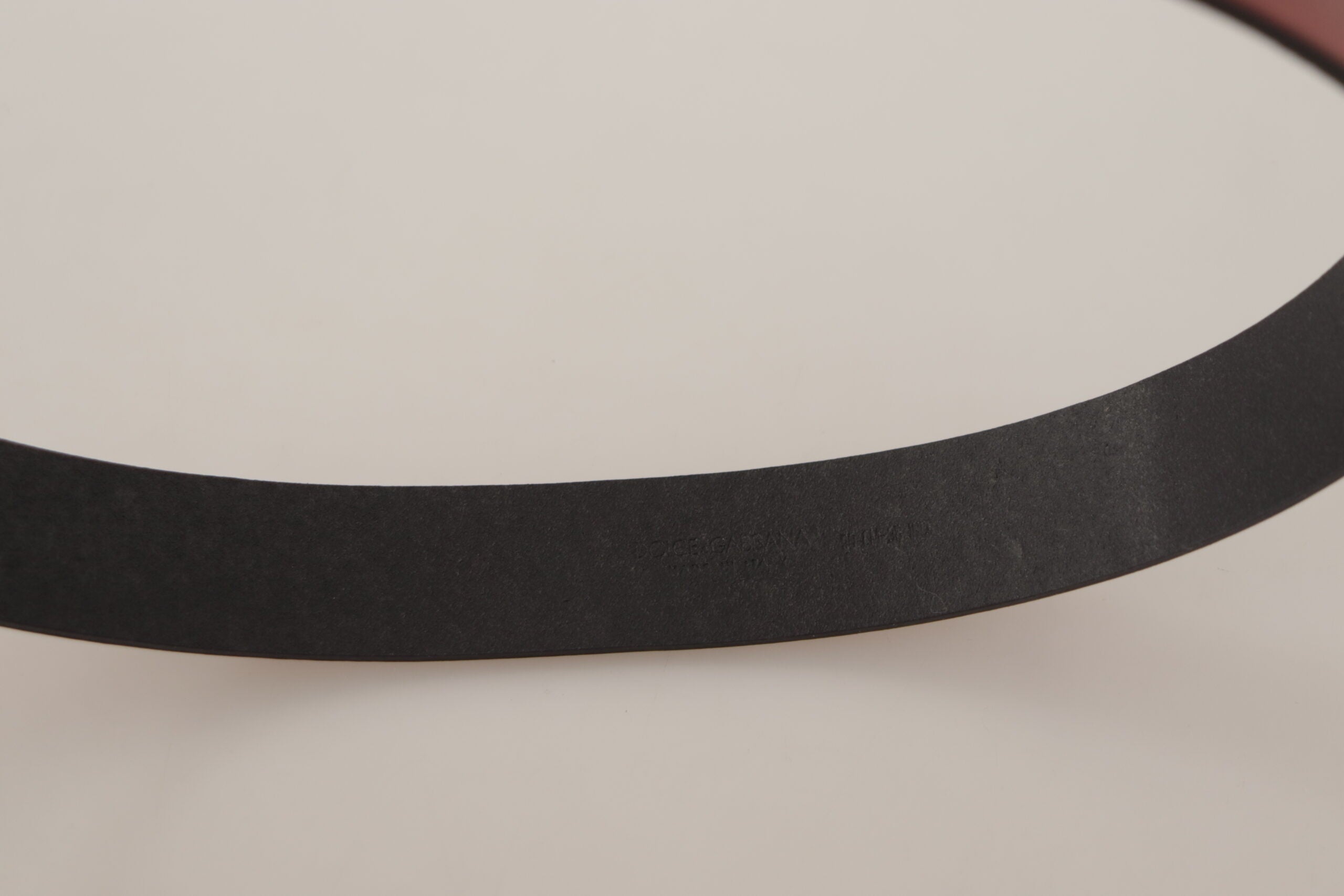 Rode leren riem met gouden logo en metalen gesp