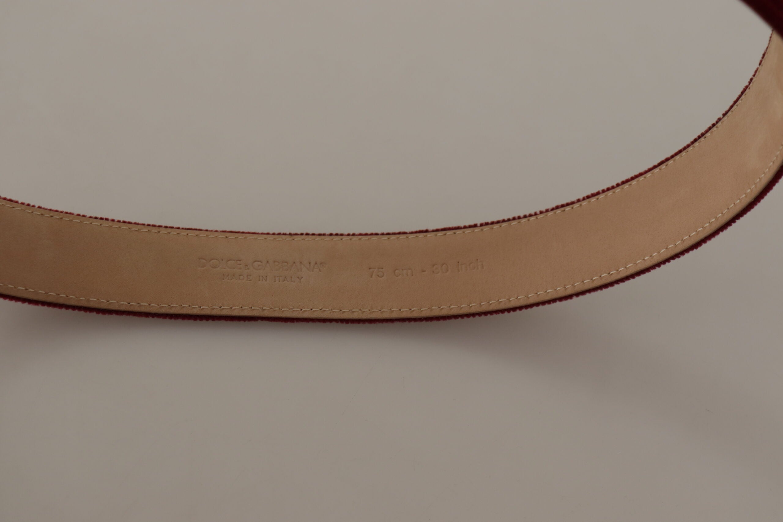 Rode fluwelen zilveren logo gegraveerde metalen gesp riem