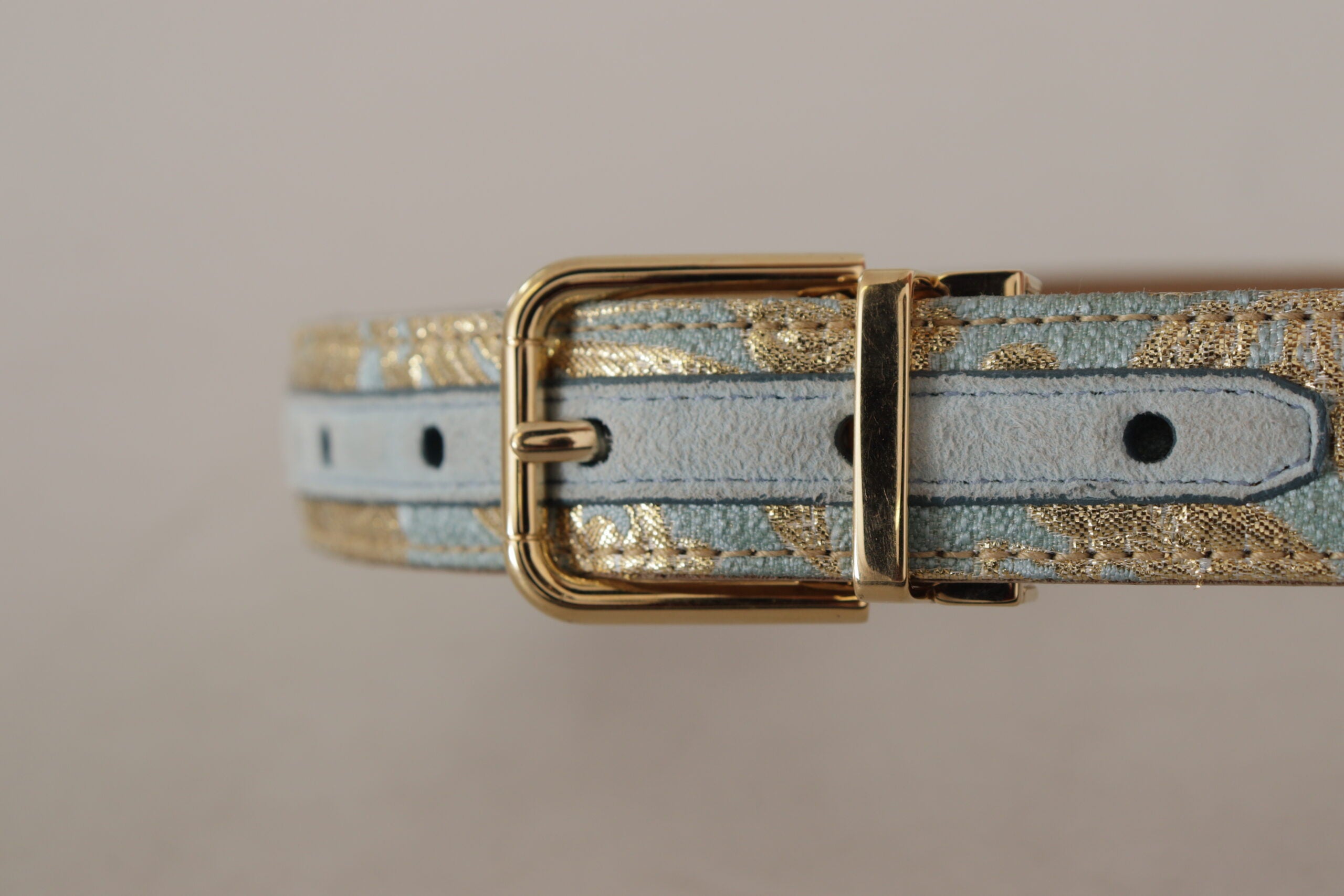 Blauwe leren jacquard reliëf riem met gouden metalen gesp