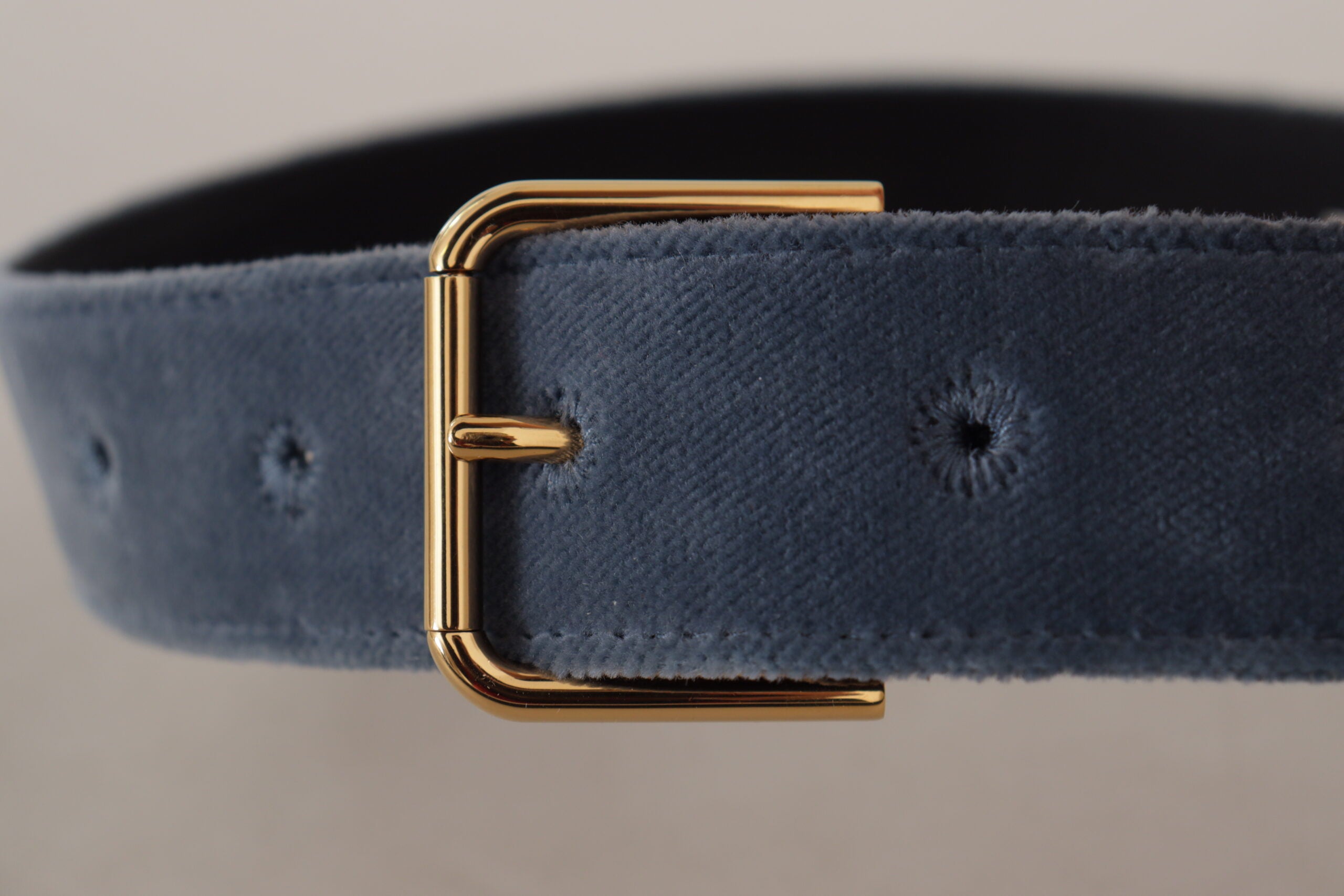 Marineblauwe fluwelen tailleriem met metalen logo en gouden gesp