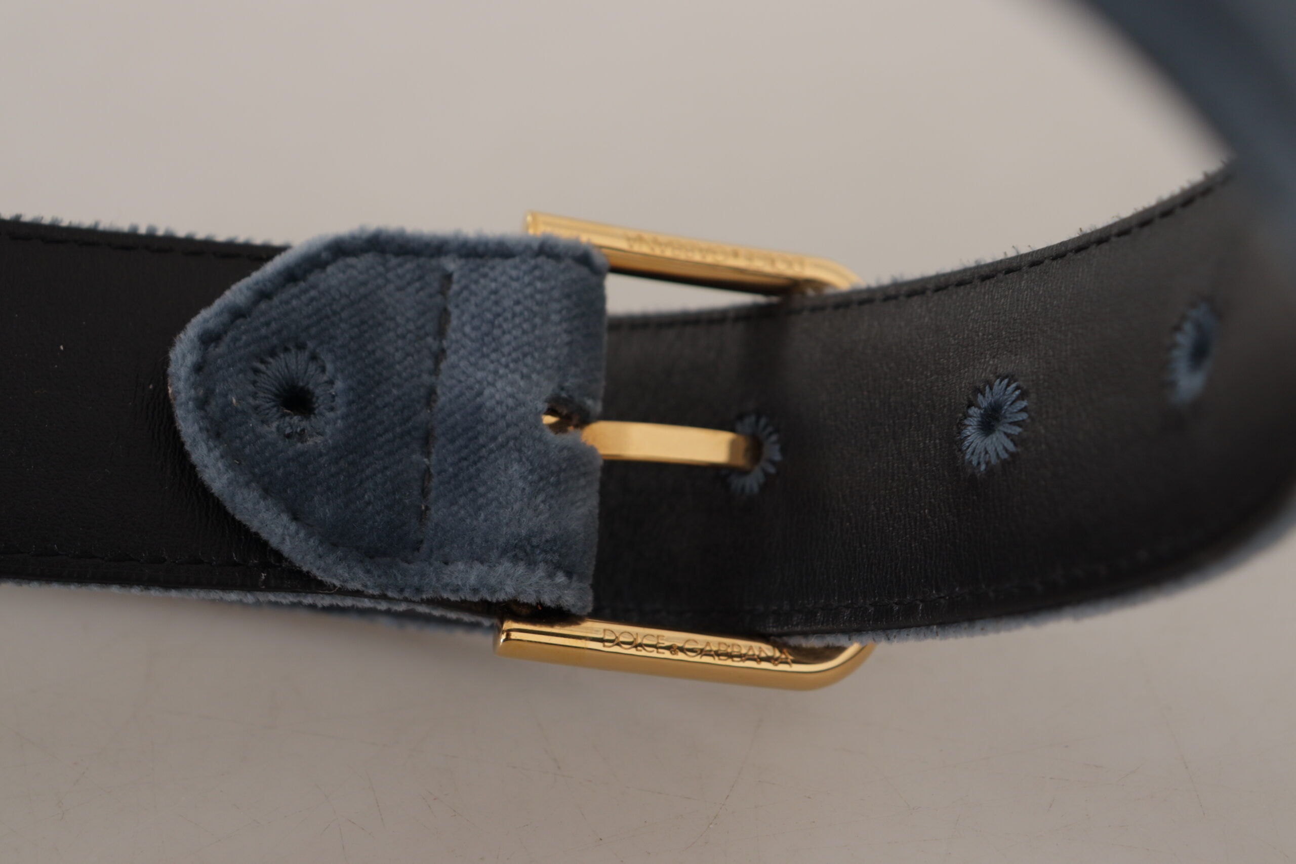 Marineblauwe fluwelen tailleriem met metalen logo en gouden gesp