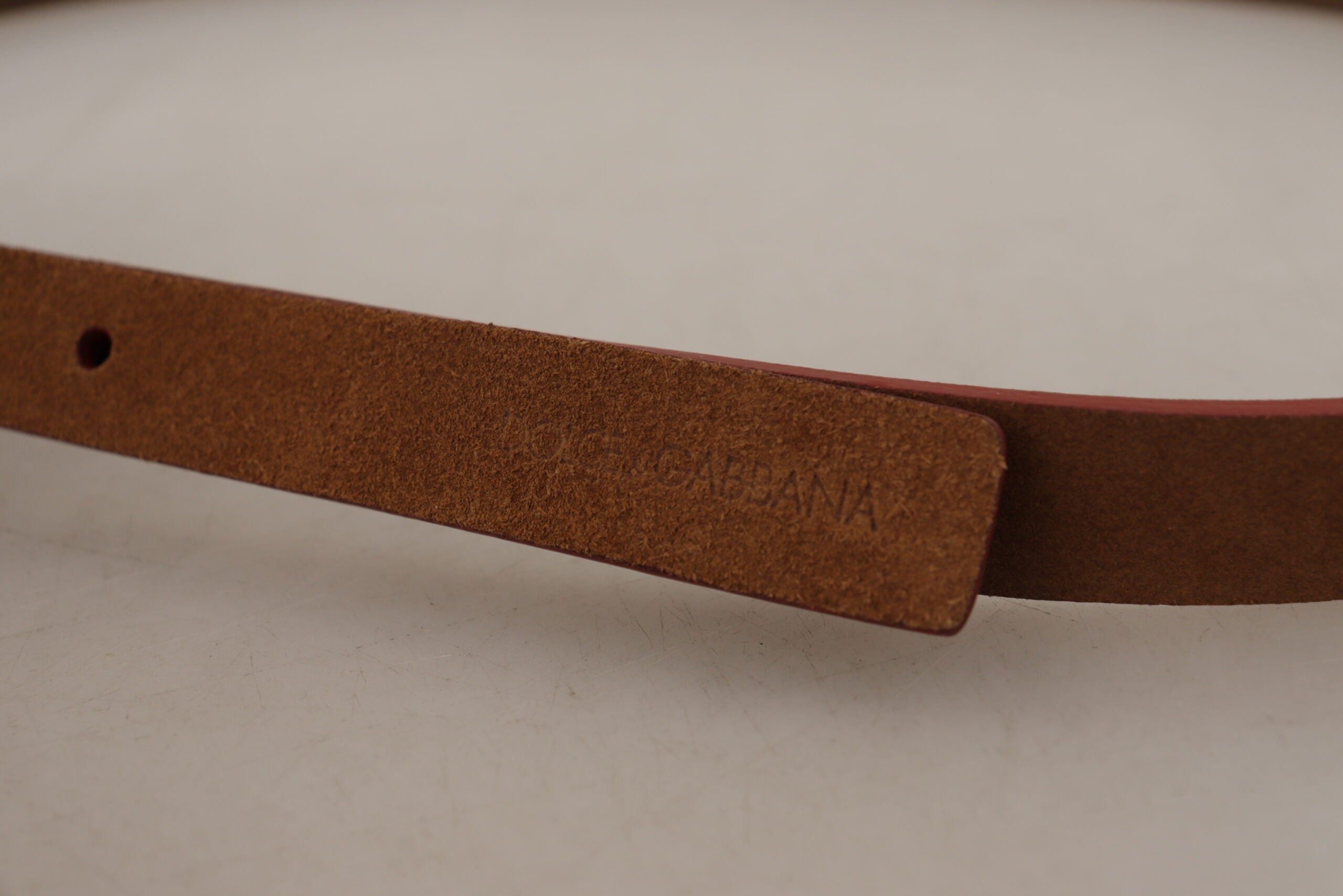 Bruine metalen tailleband met gegraveerd logo