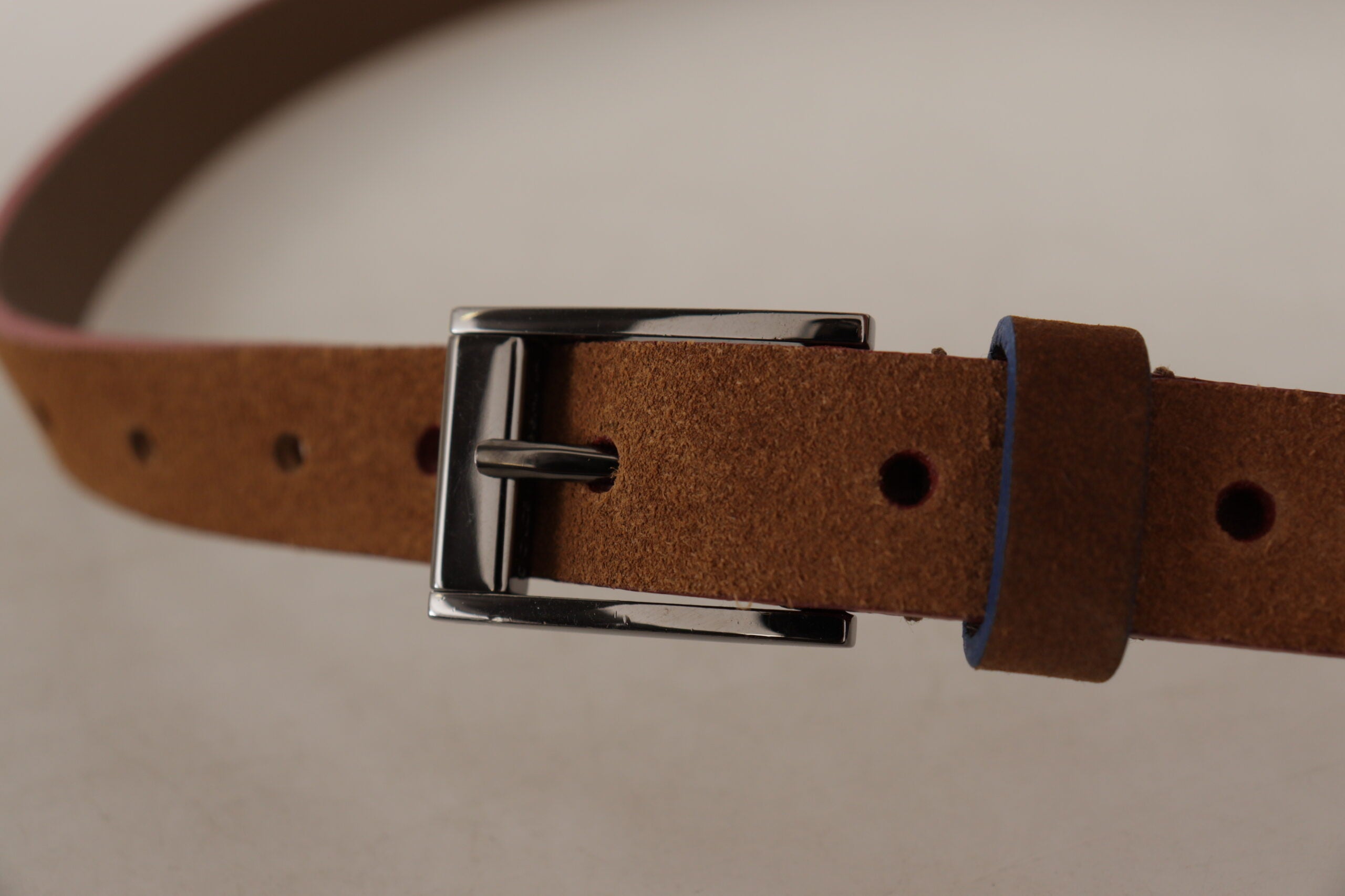 Bruine metalen tailleband met gegraveerd logo