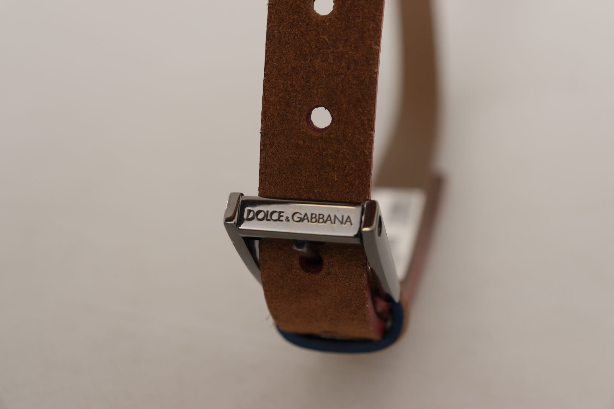 Bruine metalen tailleband met gegraveerd logo