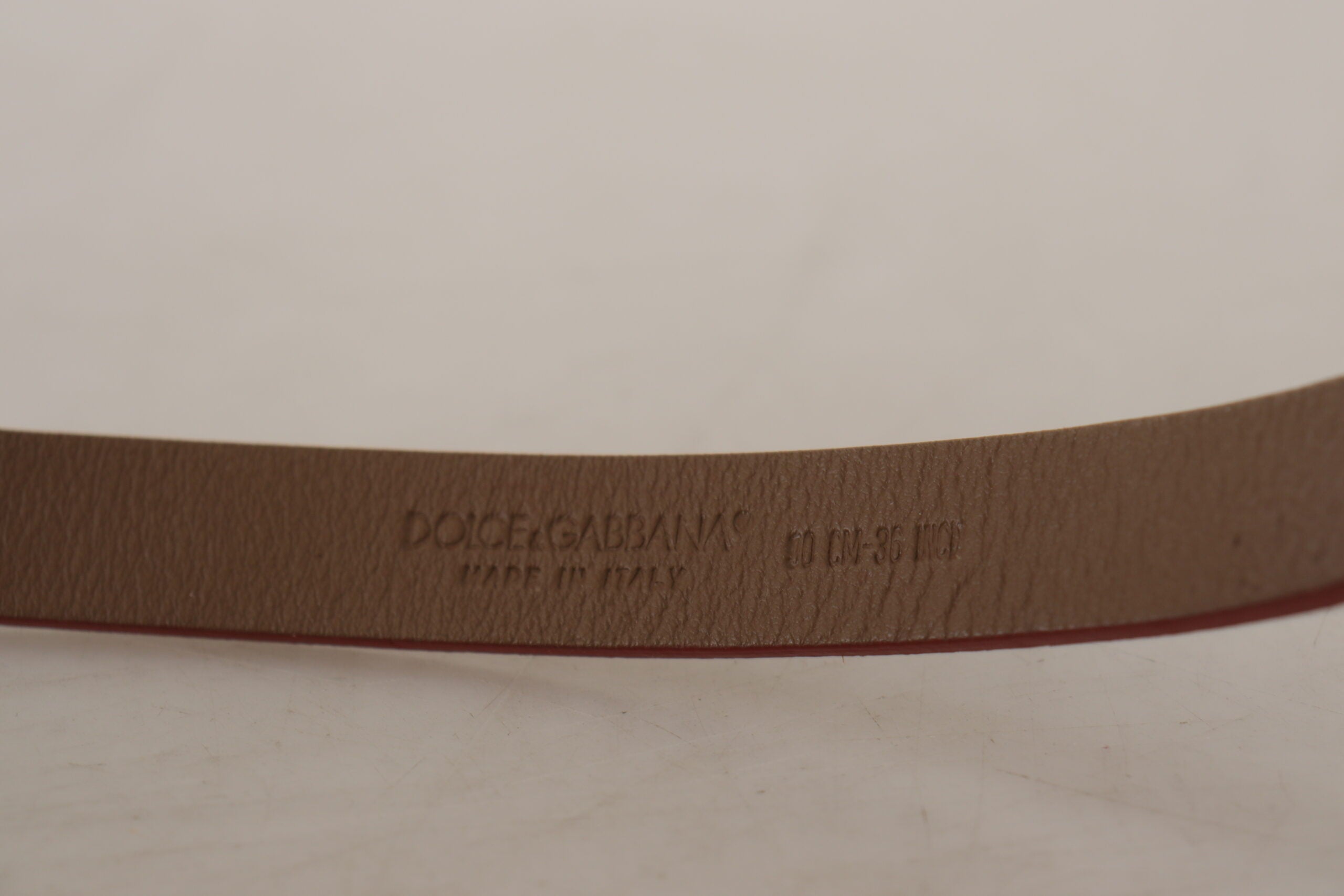 Bruine metalen tailleband met gegraveerd logo