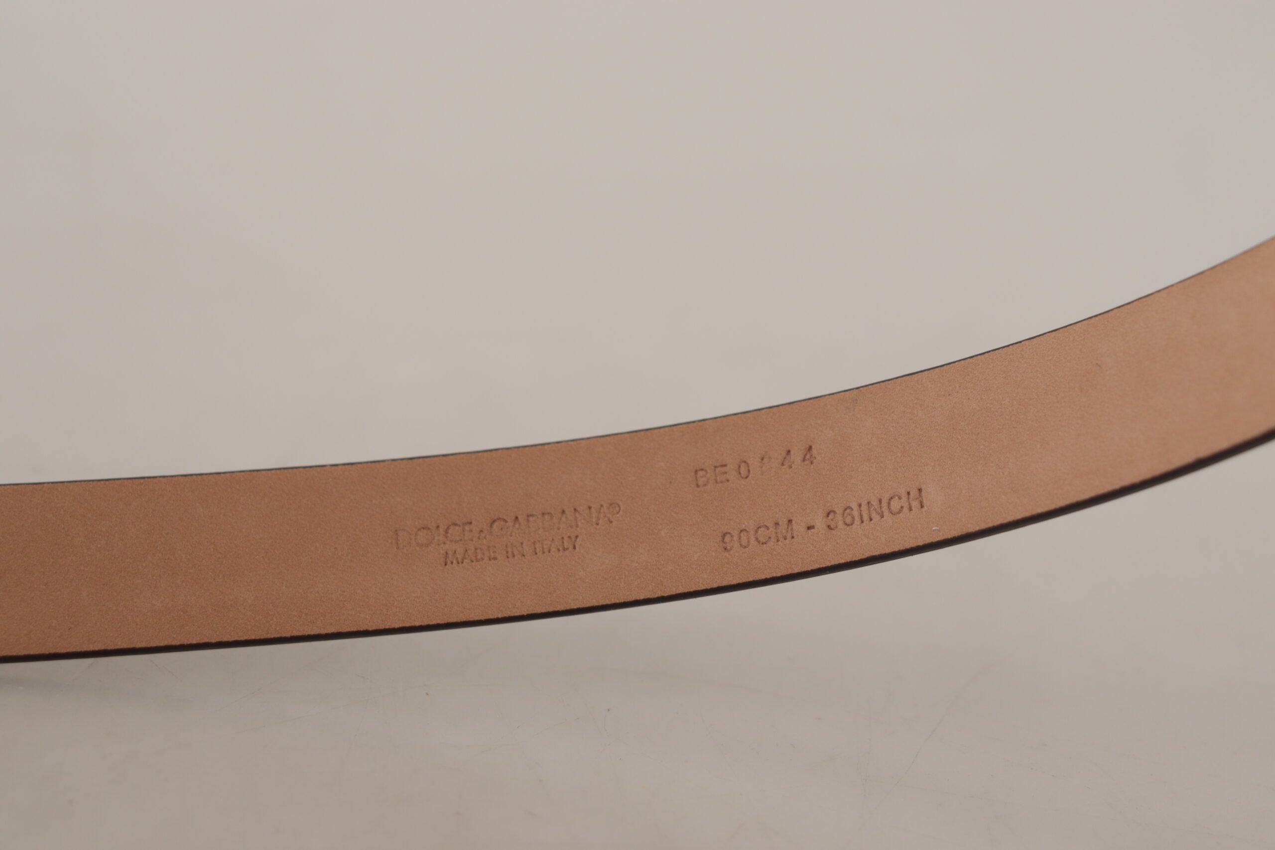 Zwarte lakleren riem met metalen gesp en logo