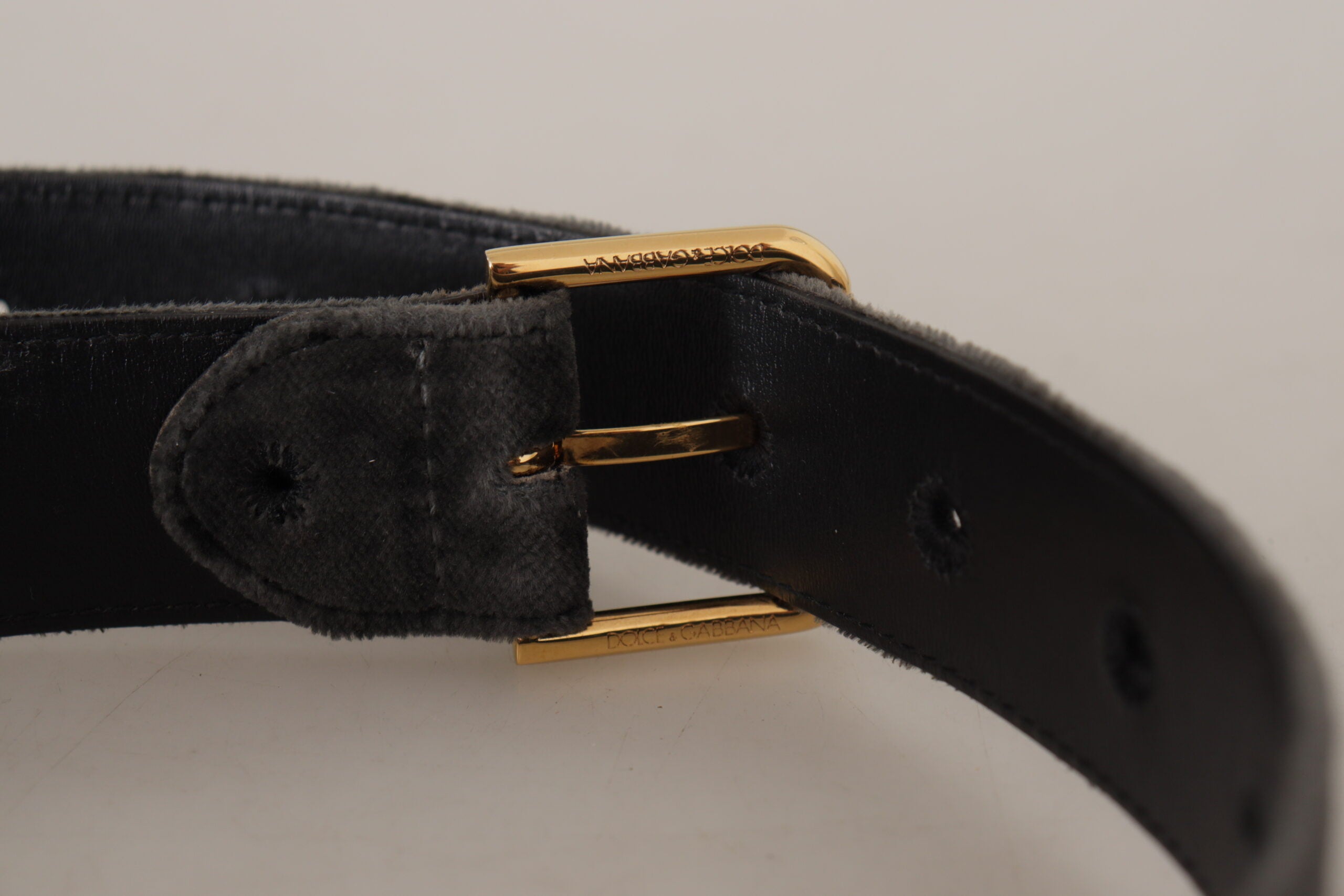 Bruine fluwelen riem met gouden logo en metalen gesp