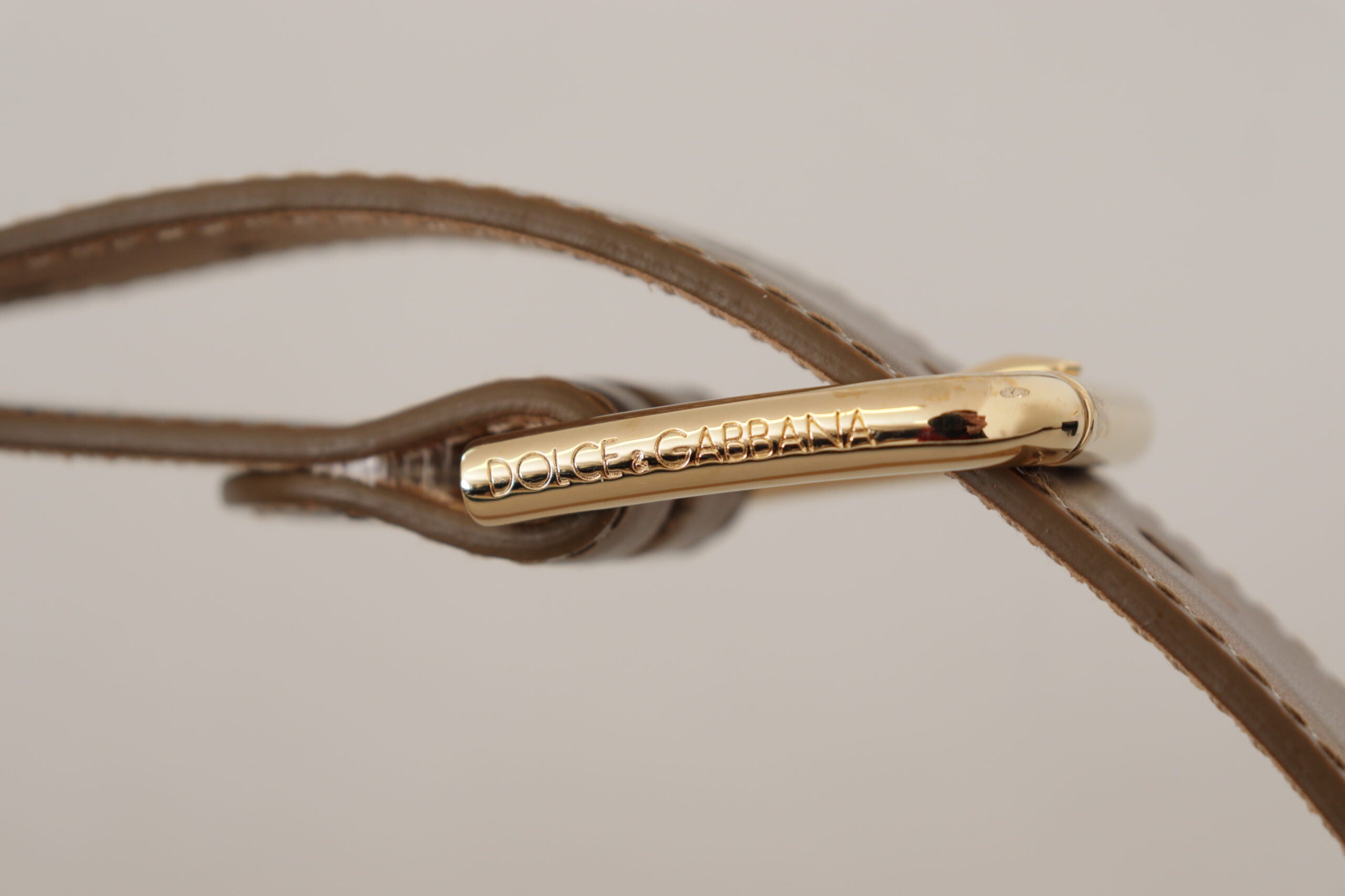 Bronzen leren riem met gouden logo en gegraveerde taillegesp