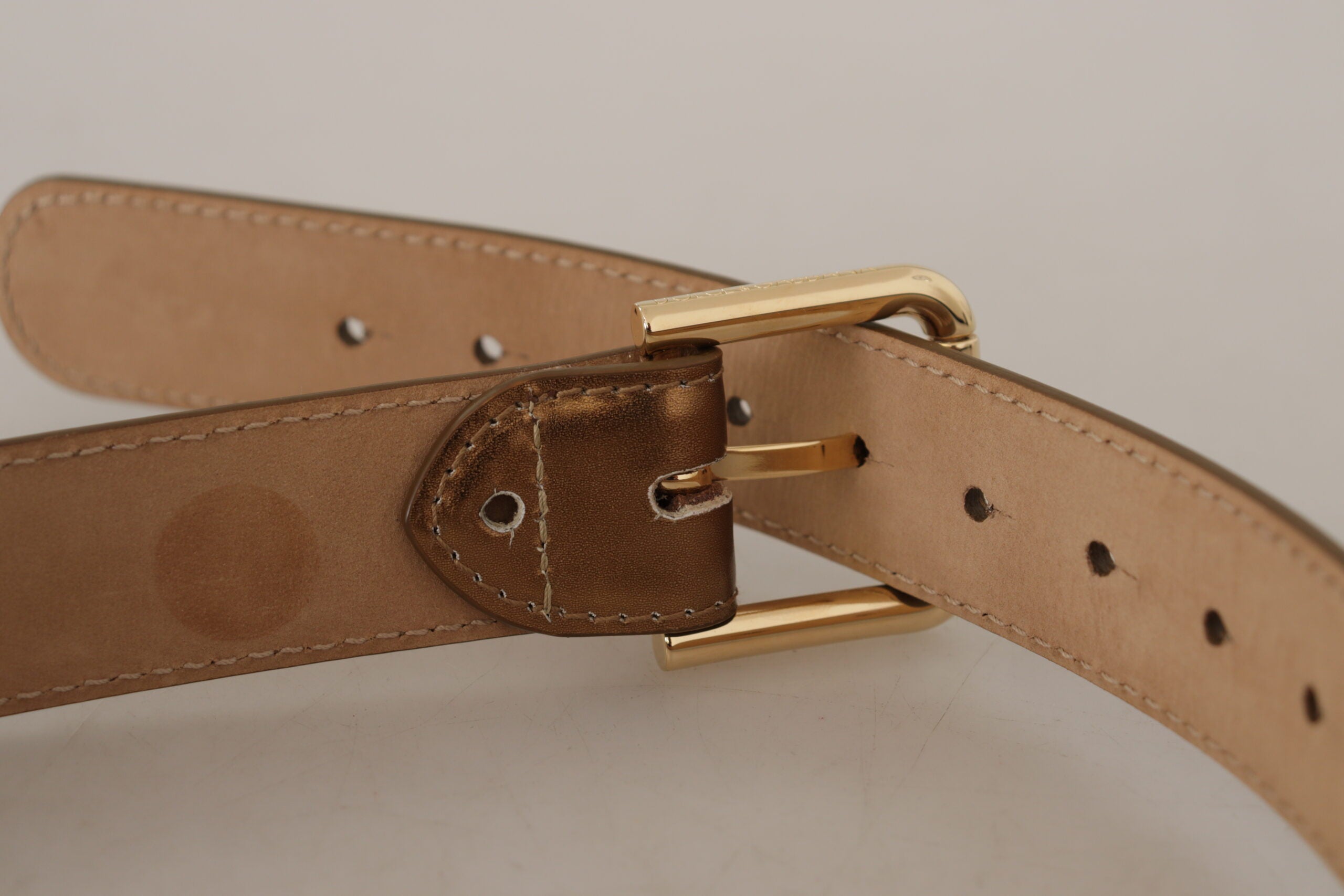 Bronzen leren riem met gouden logo en gegraveerde taillegesp