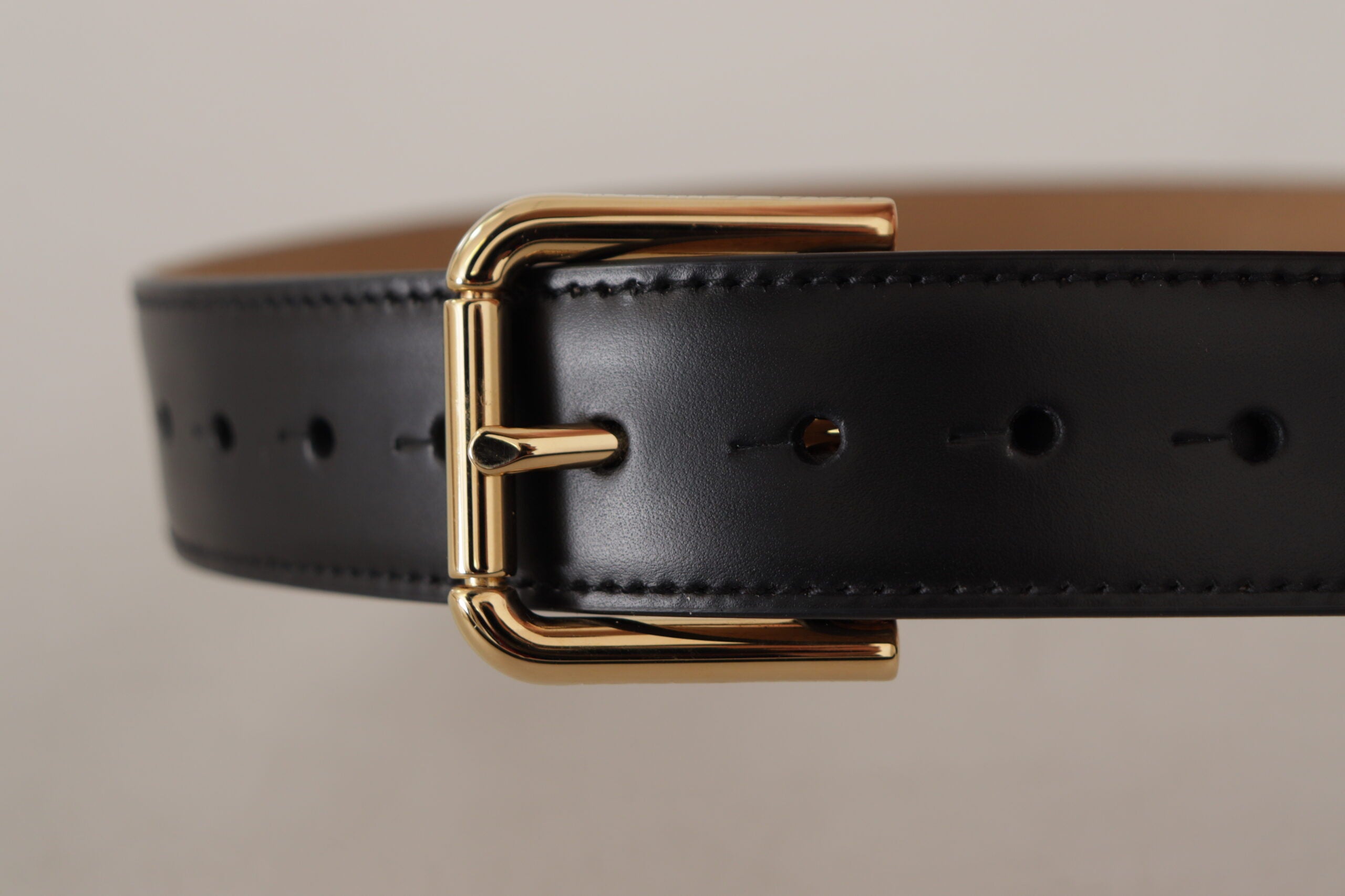Zwarte, stevige leren klassieke riem met gouden taillegesp