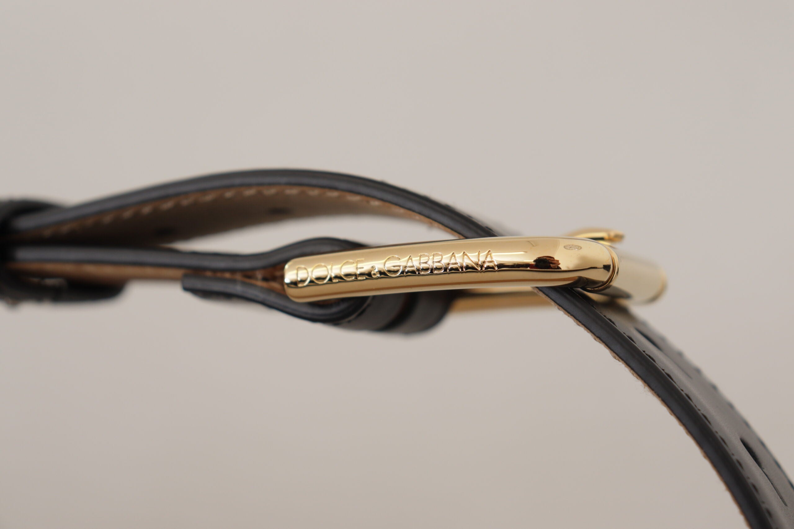 Zwarte, stevige leren klassieke riem met gouden taillegesp