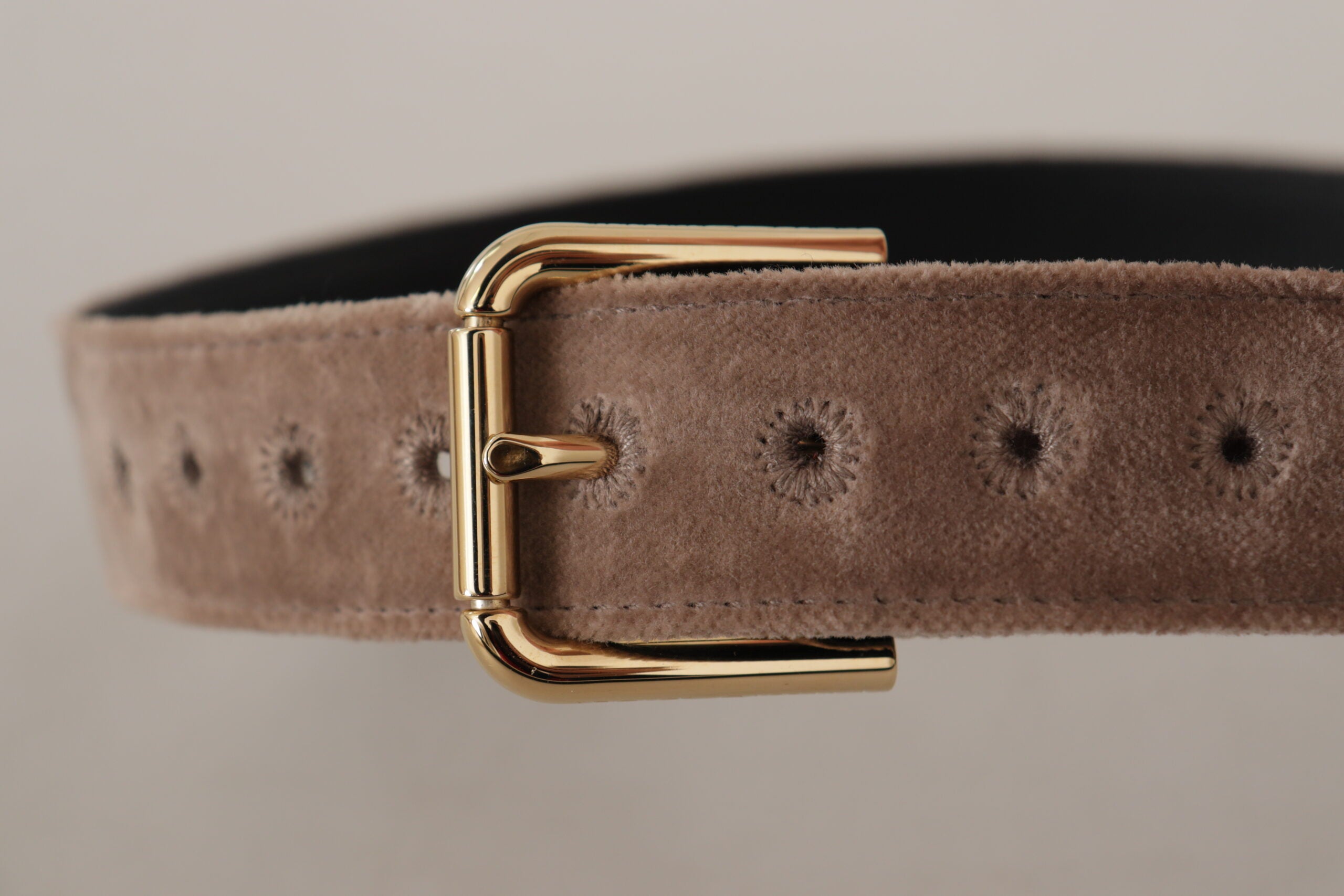 Lichtbruine fluwelen riem met gouden logo en metalen gesp