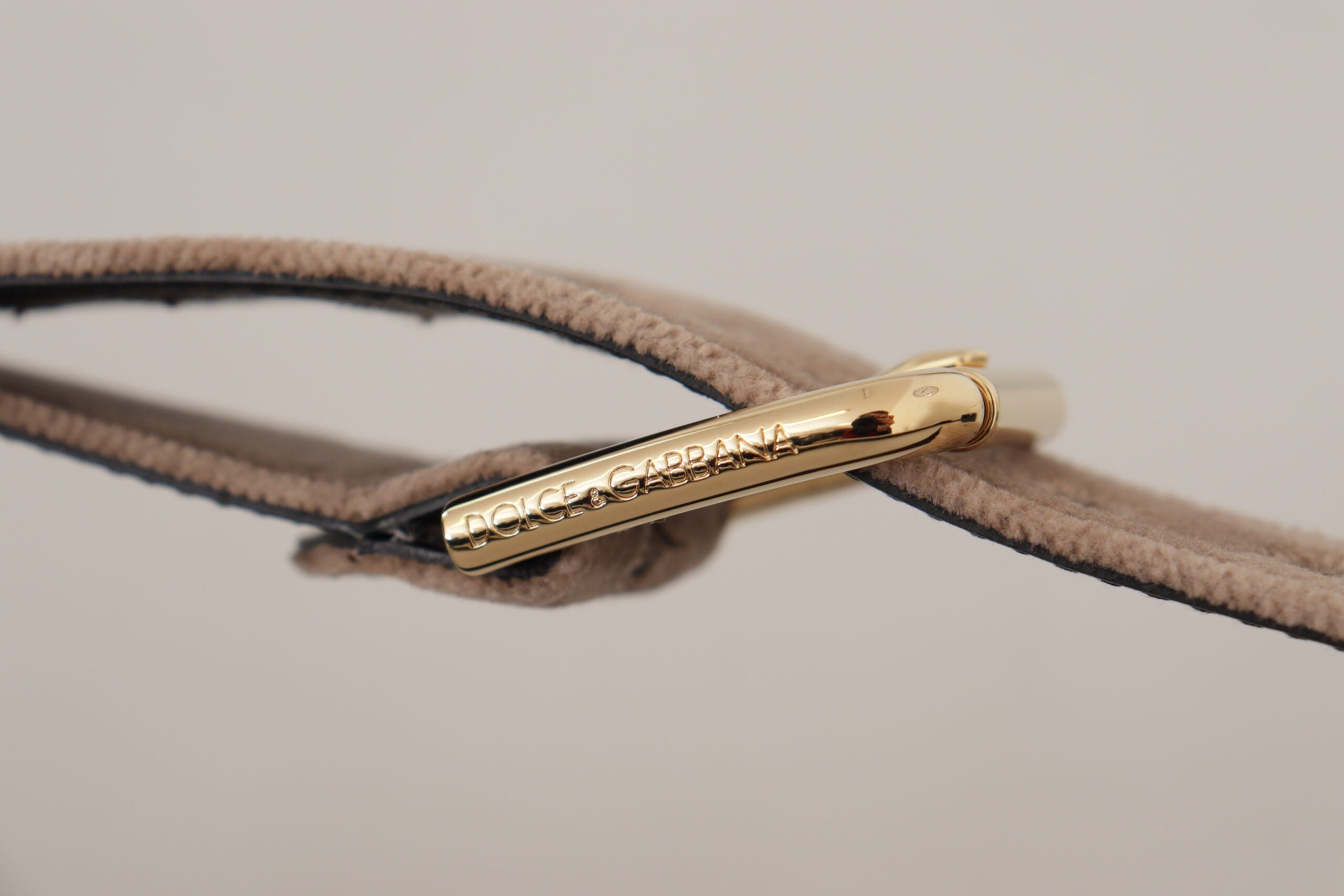 Lichtbruine fluwelen riem met gouden logo en metalen gesp