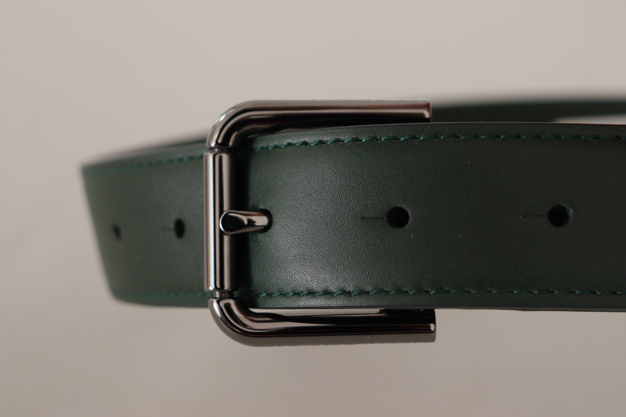 Legergroene leren riem met metalen gesp en logo