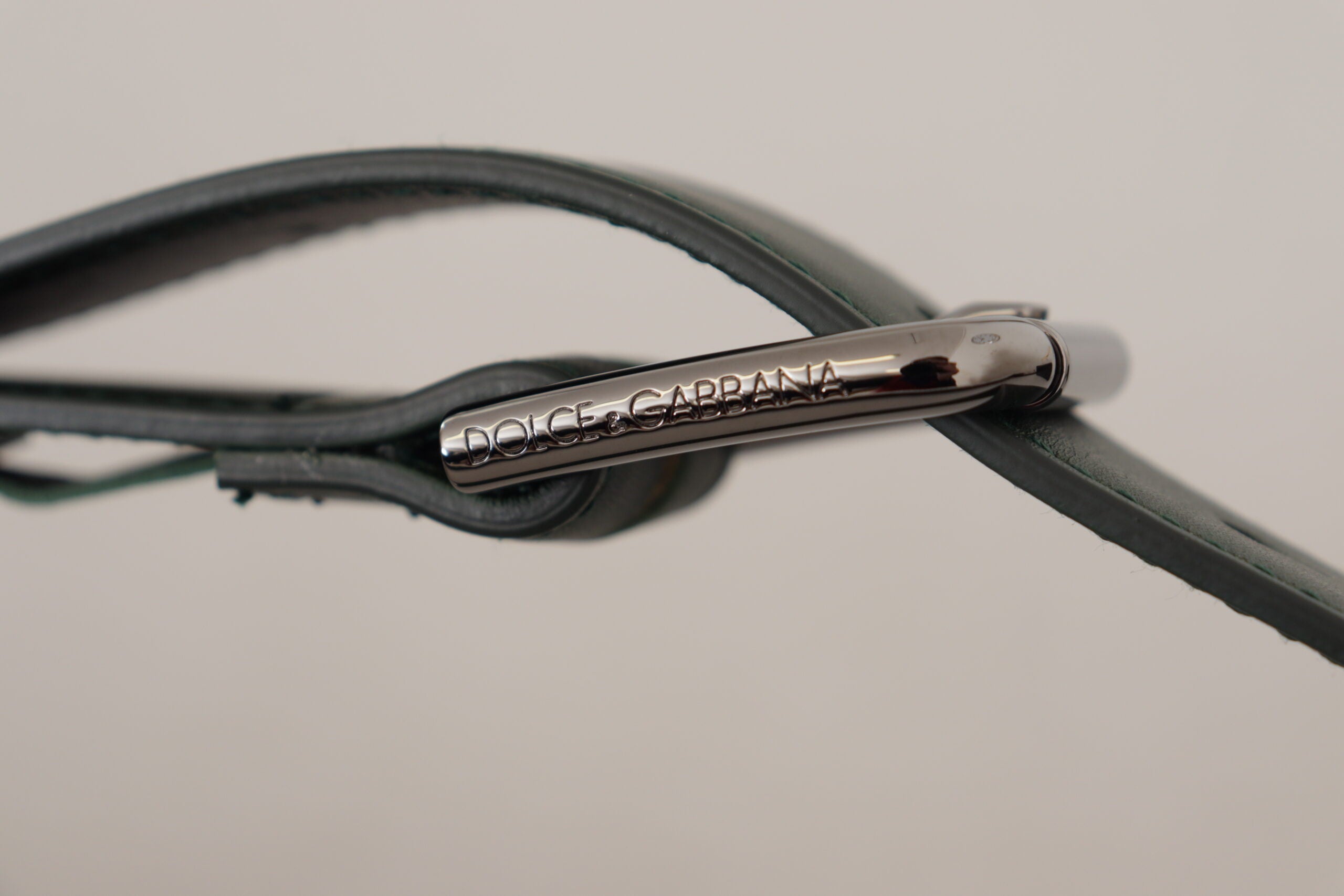 Legergroene leren riem met metalen gesp en logo