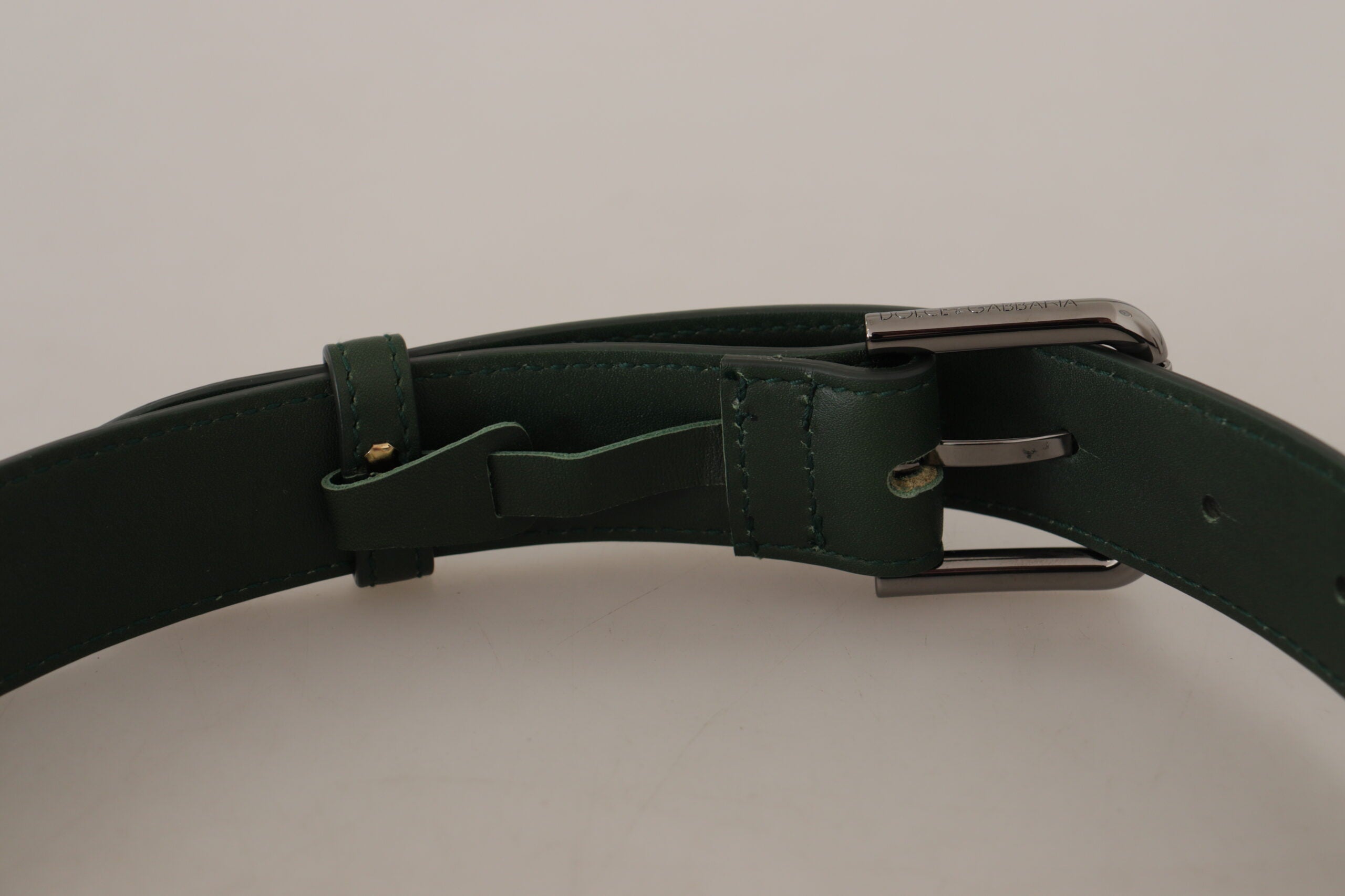 Legergroene leren riem met metalen gesp en logo