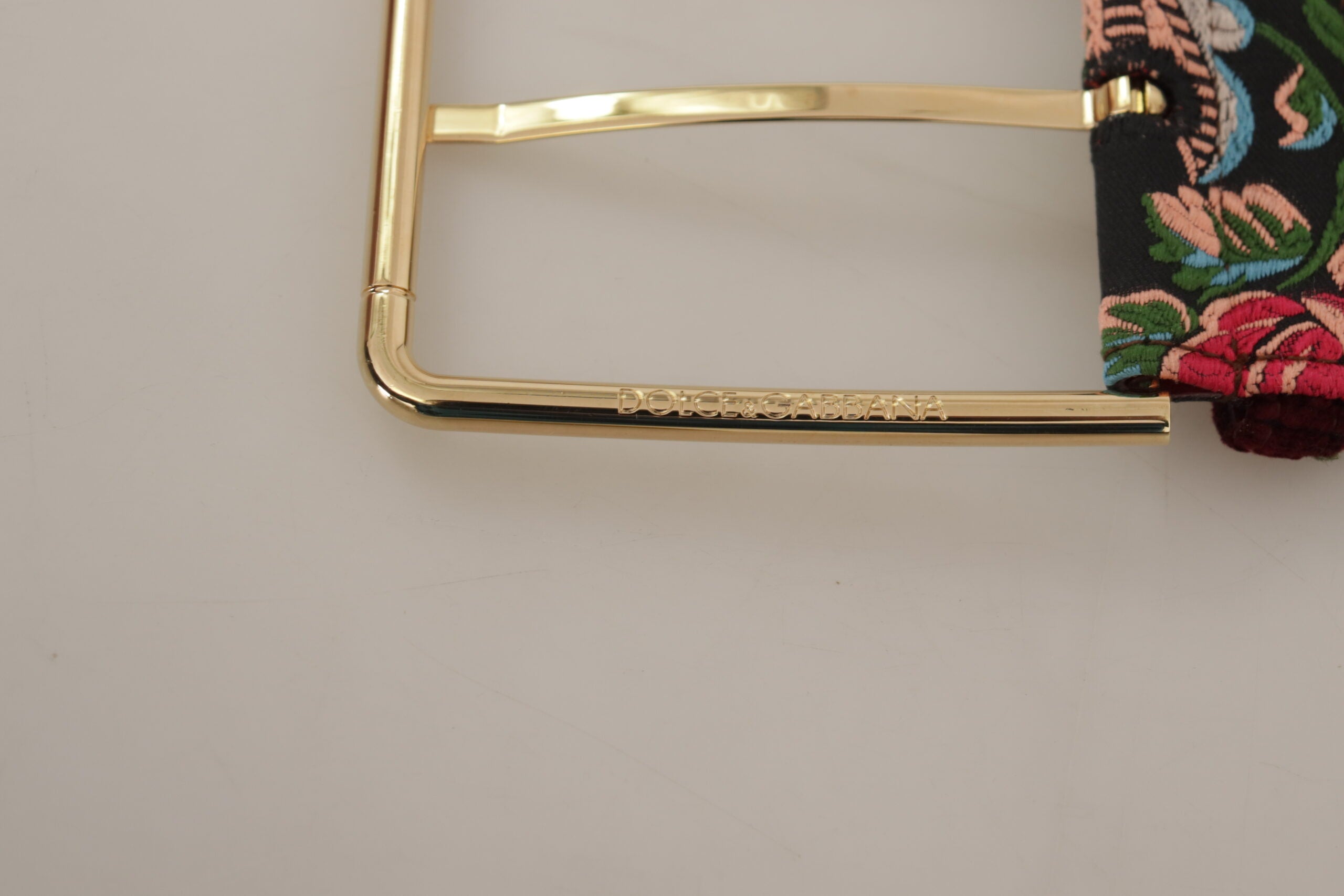 Rode geborduurde leren riem met gouden logo en metalen gesp