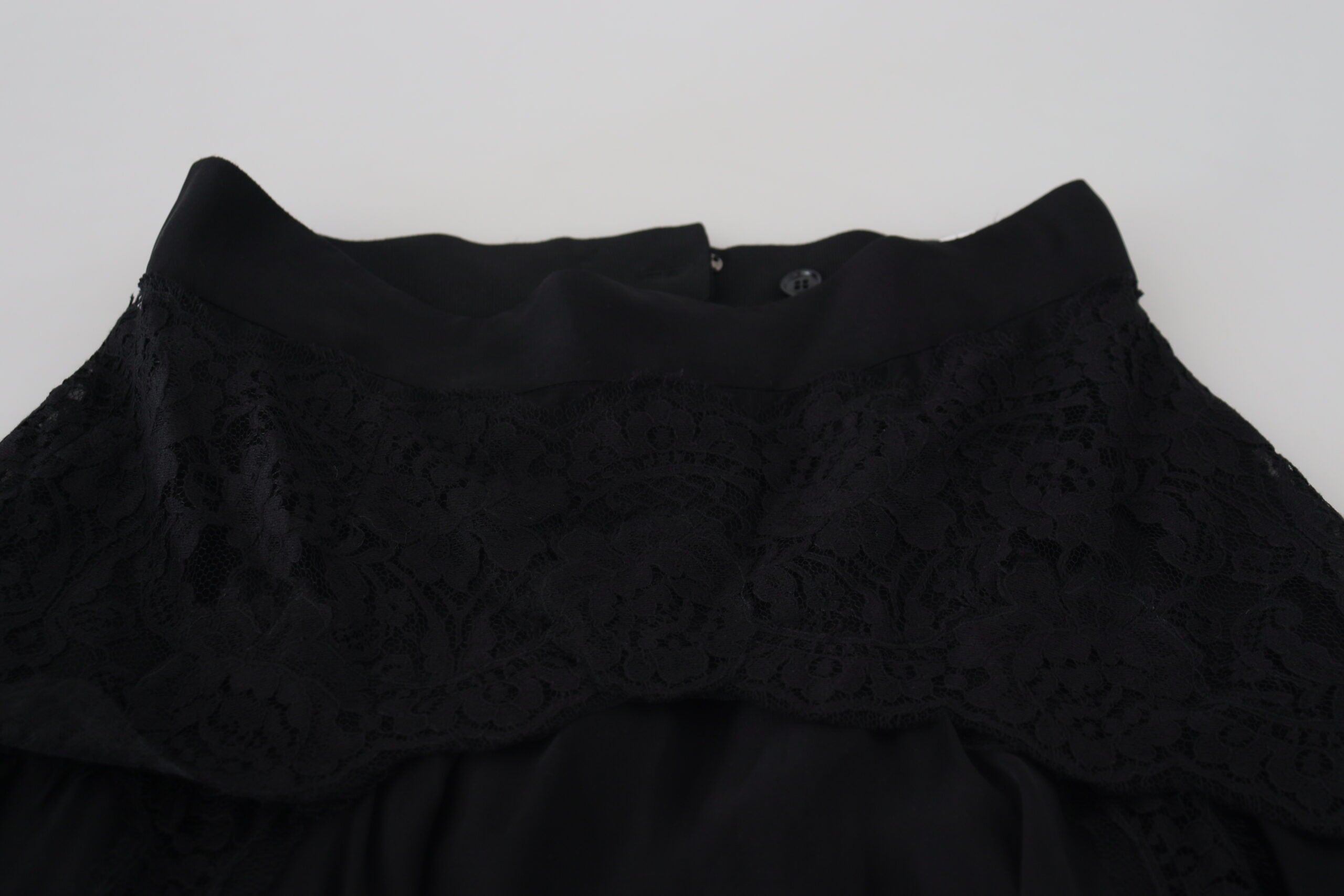 Zwarte zijden midi-rok met kanten rand en hoge taille