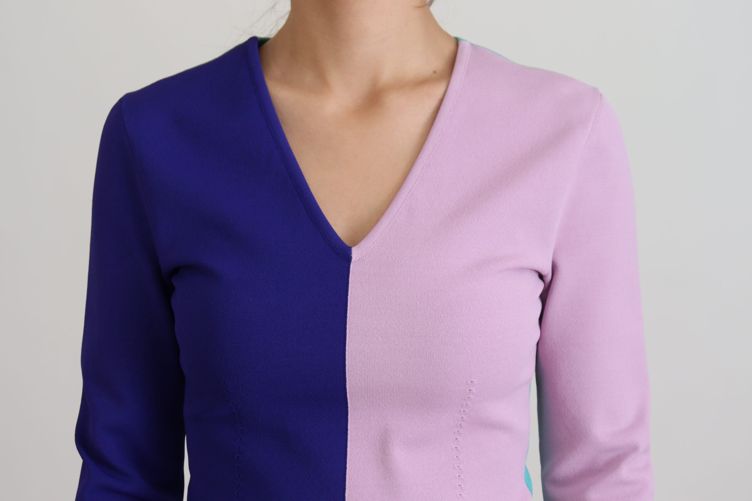 Veelkleurige V-hals viscose trui met lange mouwen