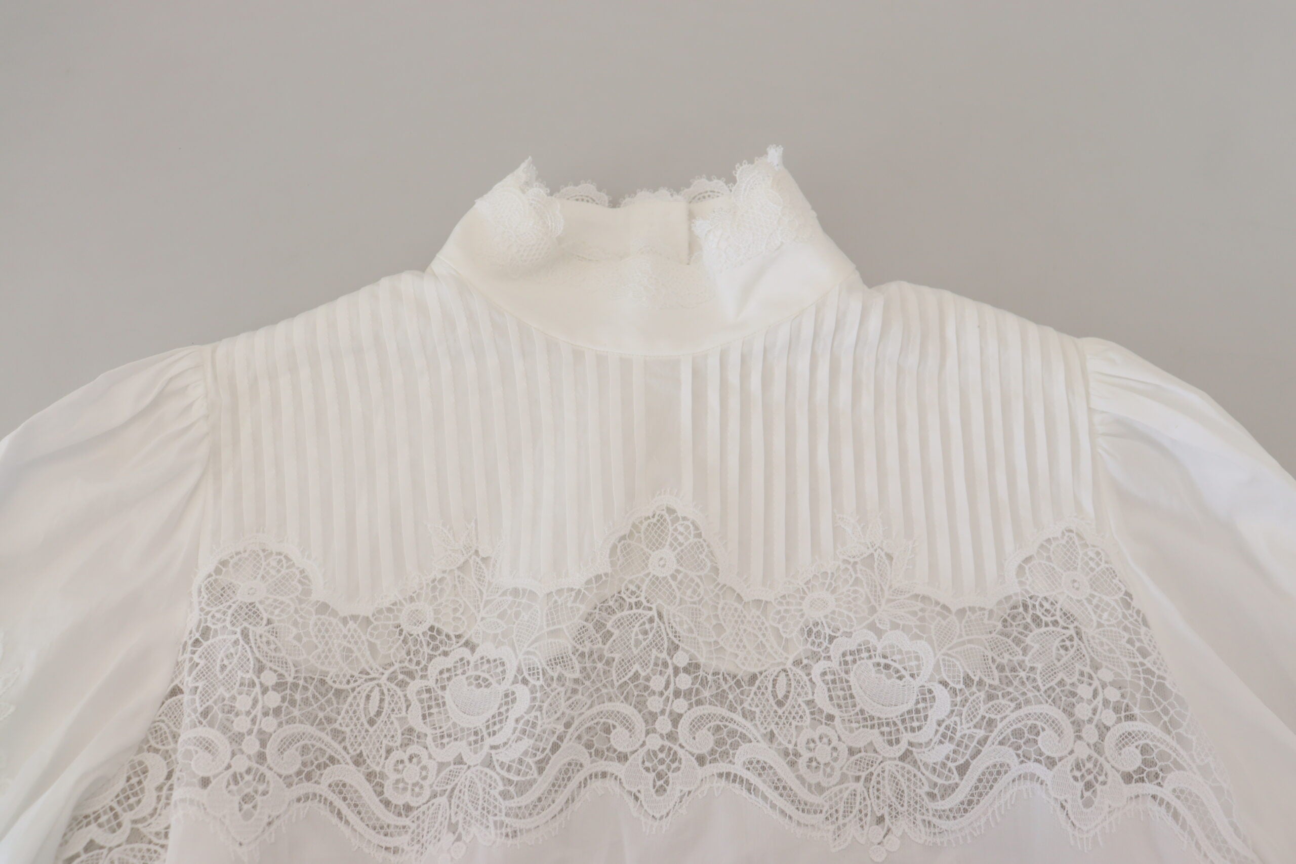 Witte katoenen blouse met col en kantversiering