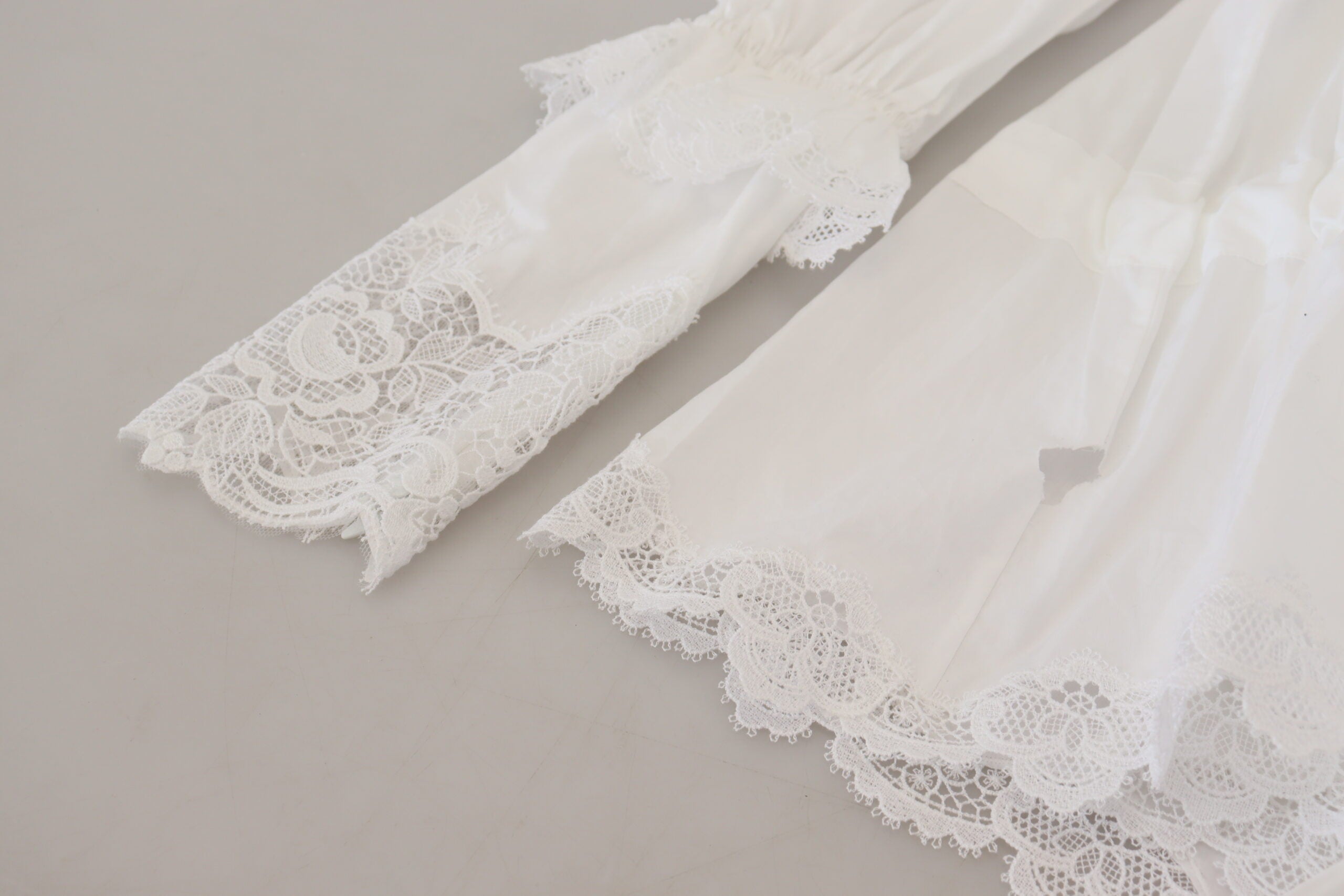 Witte katoenen blouse met col en kantversiering