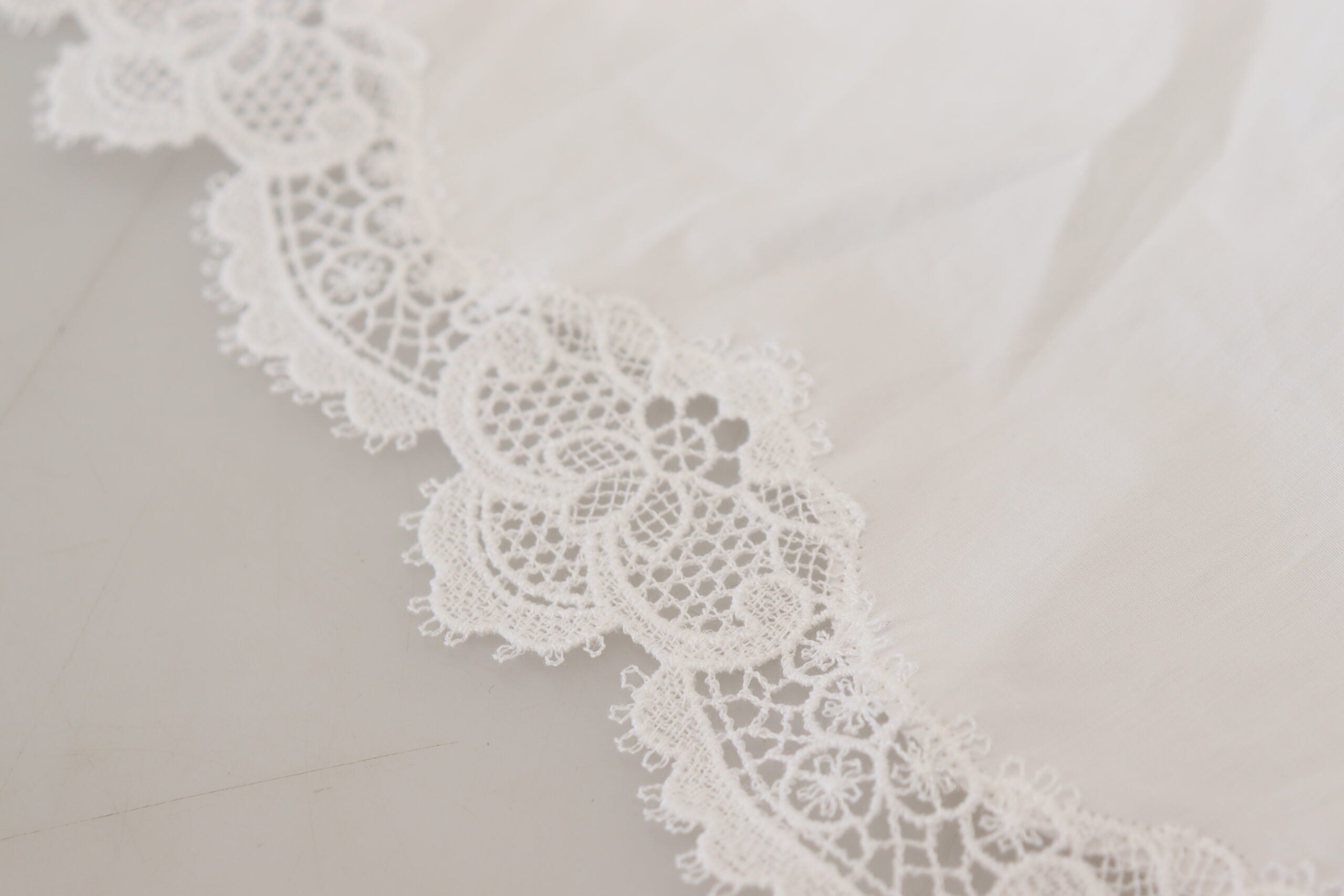 Witte katoenen blouse met col en kantversiering