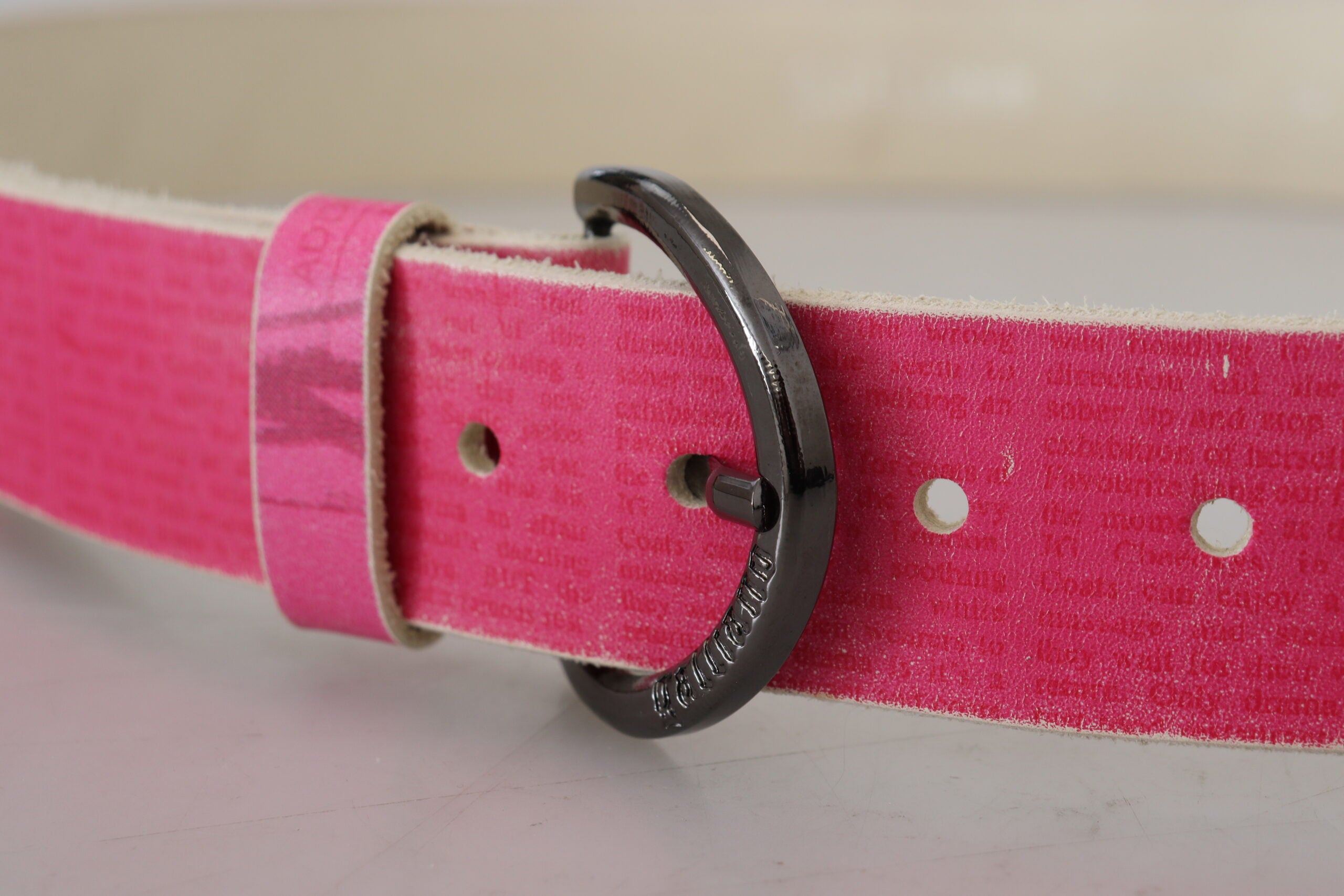 Roze leren riem met ronde gesp en letterlogo