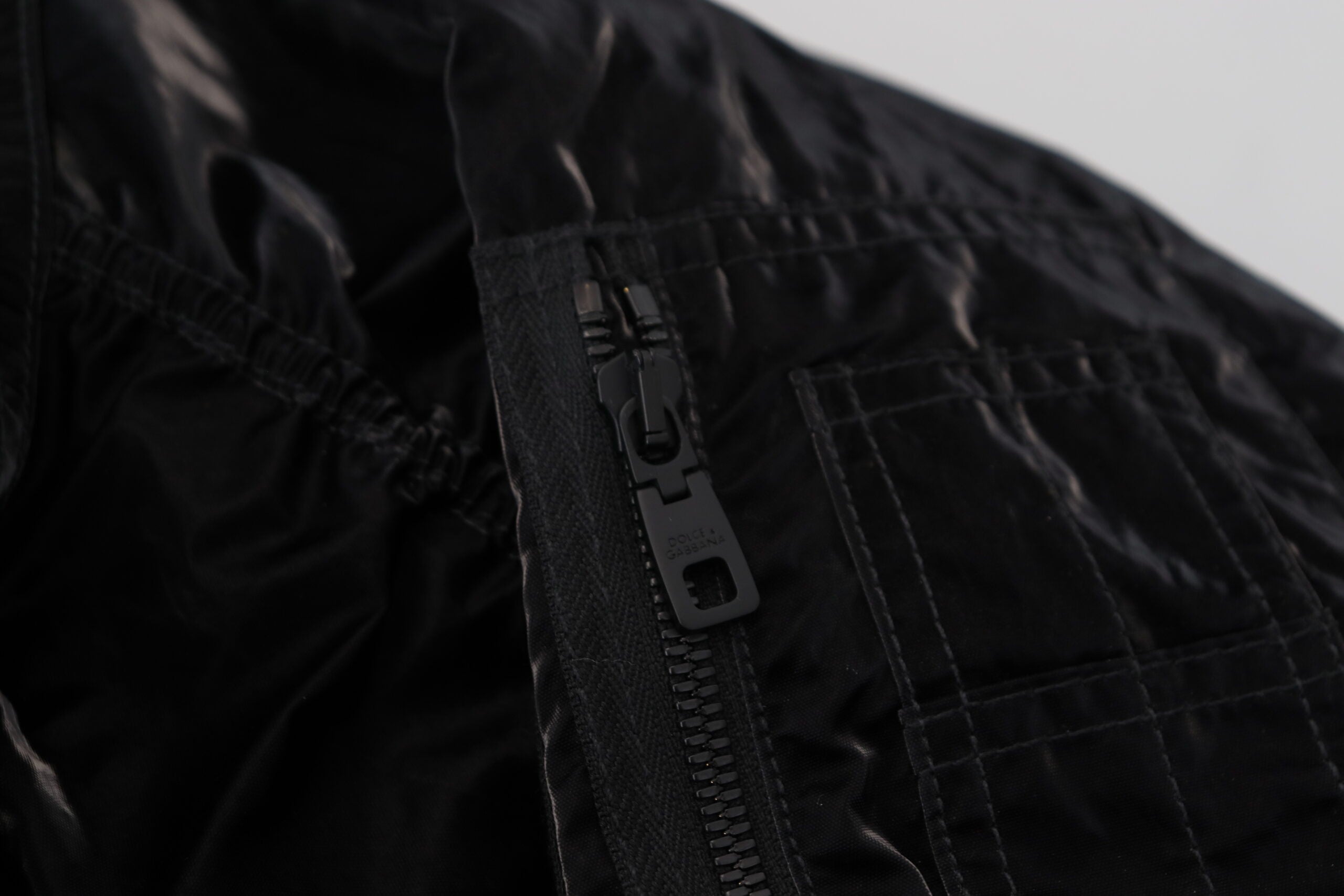 Zwarte nylon bomberjack met capuchon en volledige ritssluiting