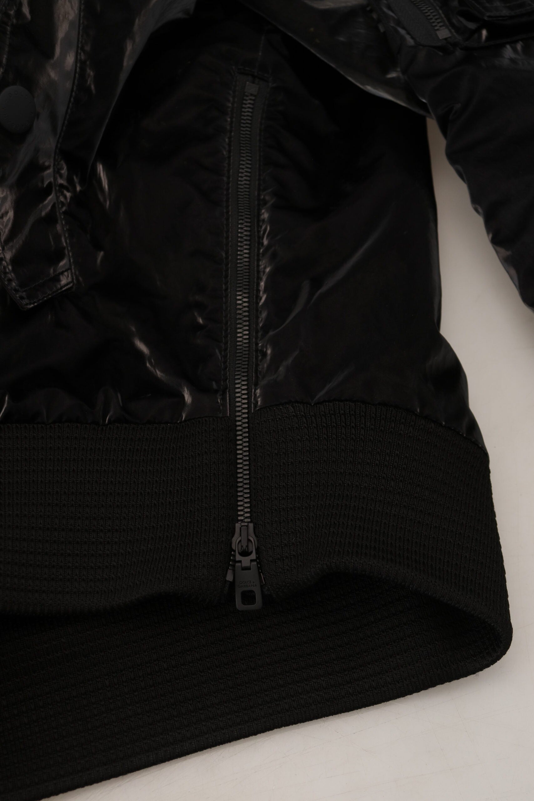 Zwarte nylon bomberjack met capuchon en volledige ritssluiting
