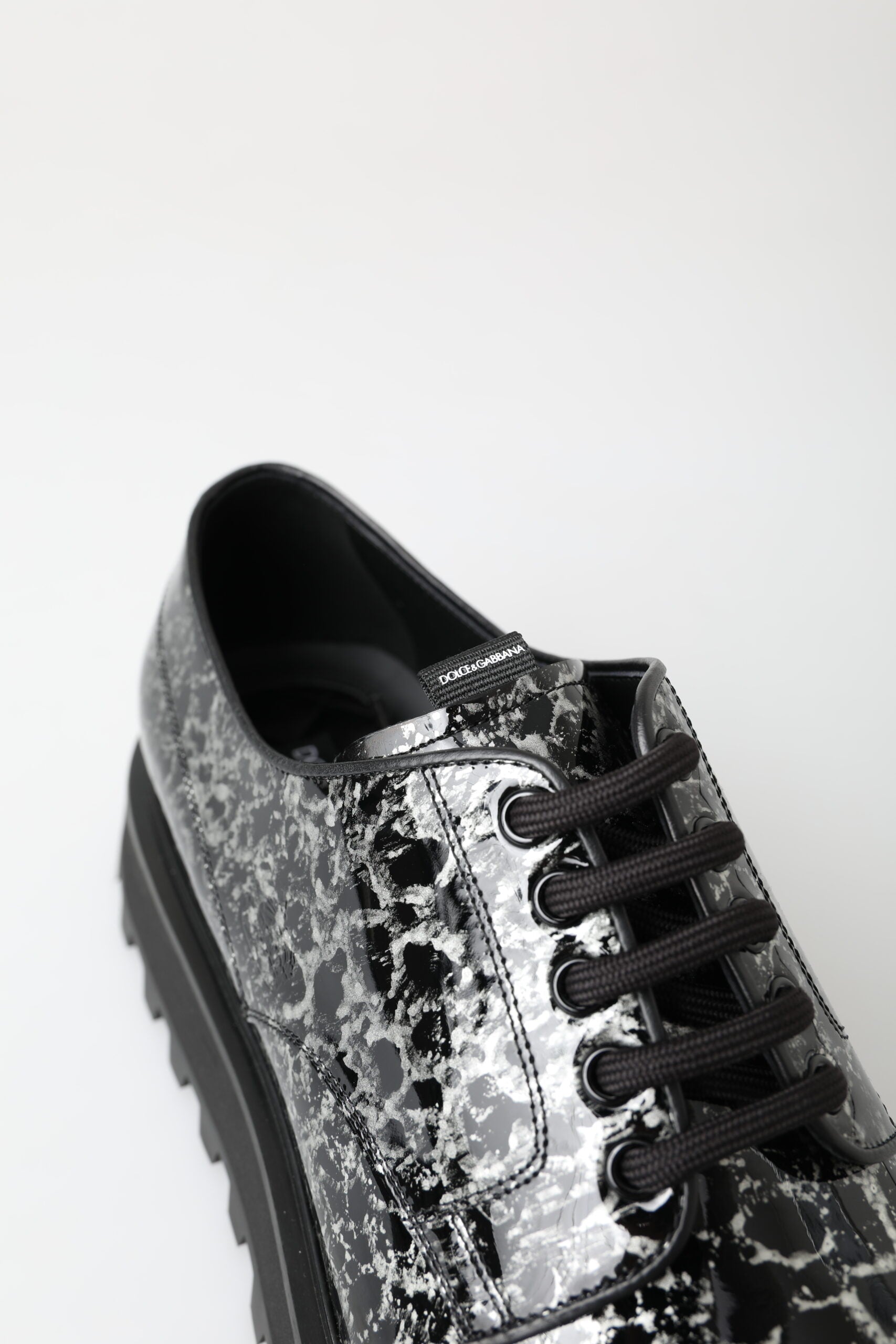 Zwart-witte Derby lakleren schoenen