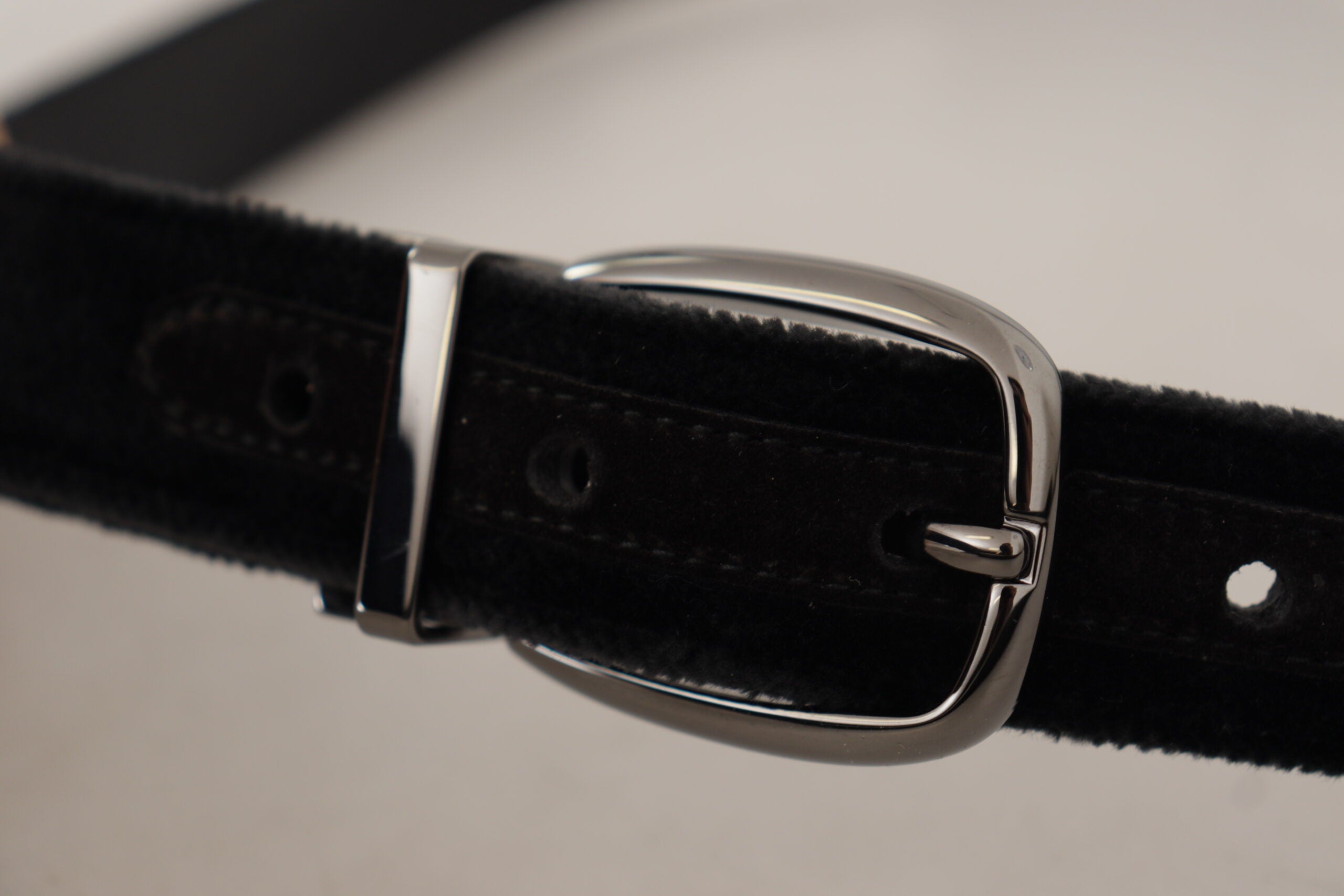 Zwarte fluwelen klassieke metalen riem met gegraveerd logo