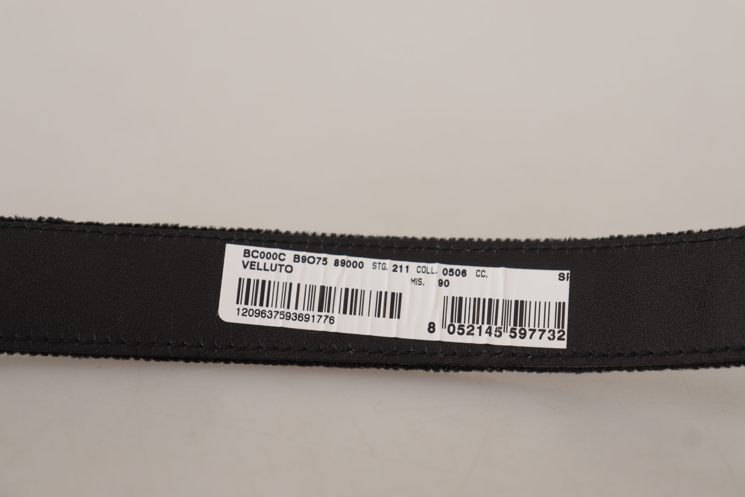 Zwarte fluwelen klassieke metalen riem met gegraveerd logo