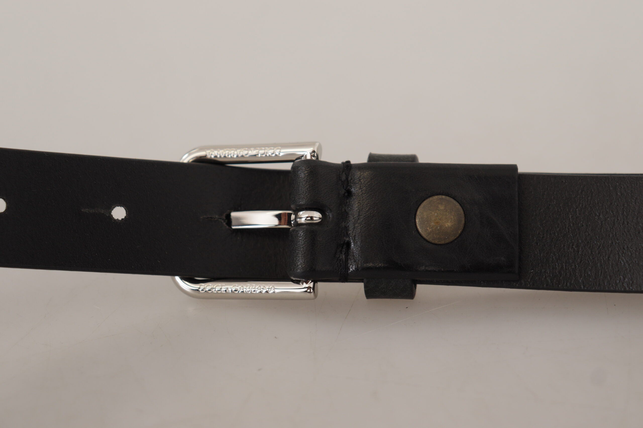 Zwarte kalfsleren riem met zilveren logo en metalen gesp