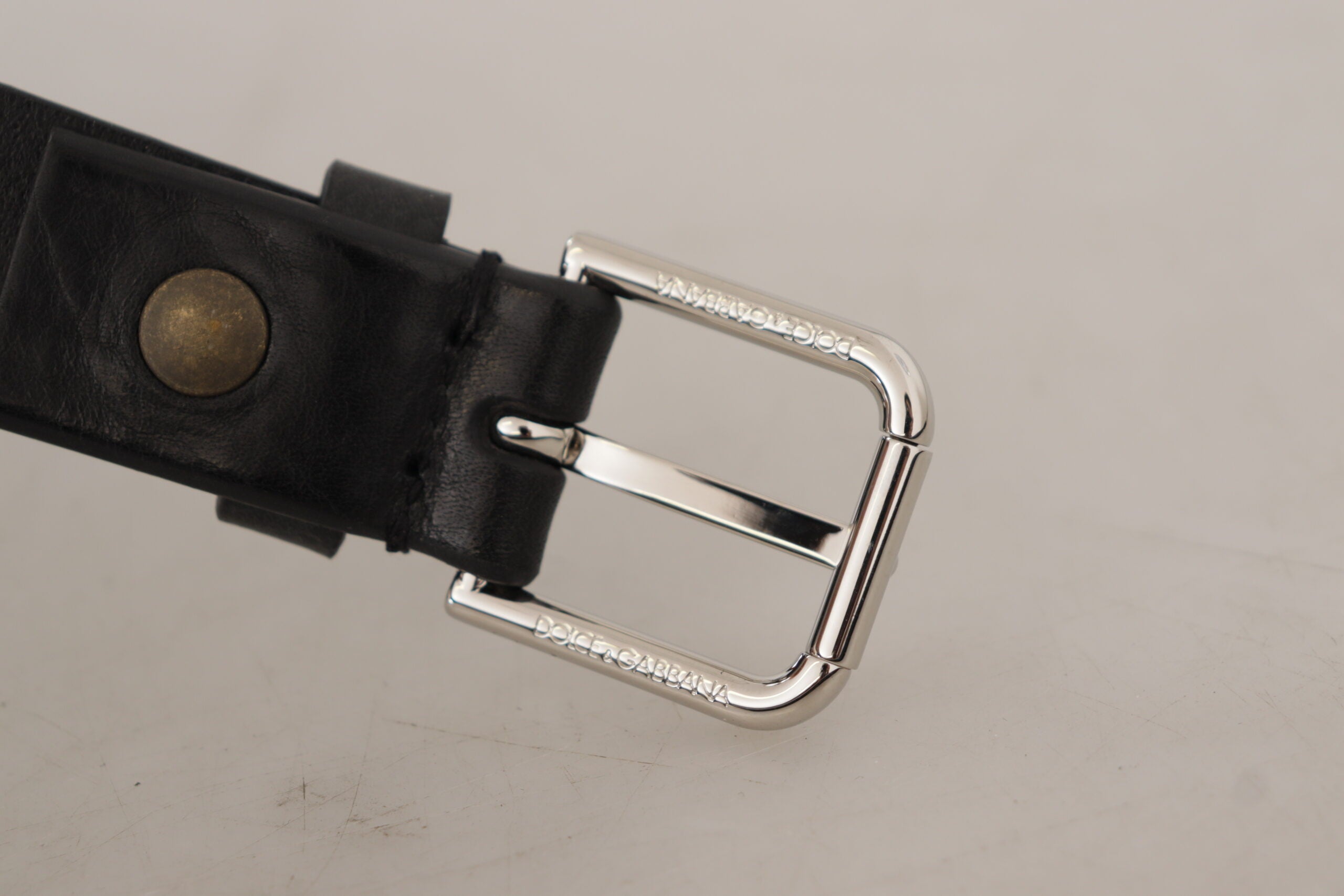 Zwarte kalfsleren riem met zilveren logo en metalen gesp
