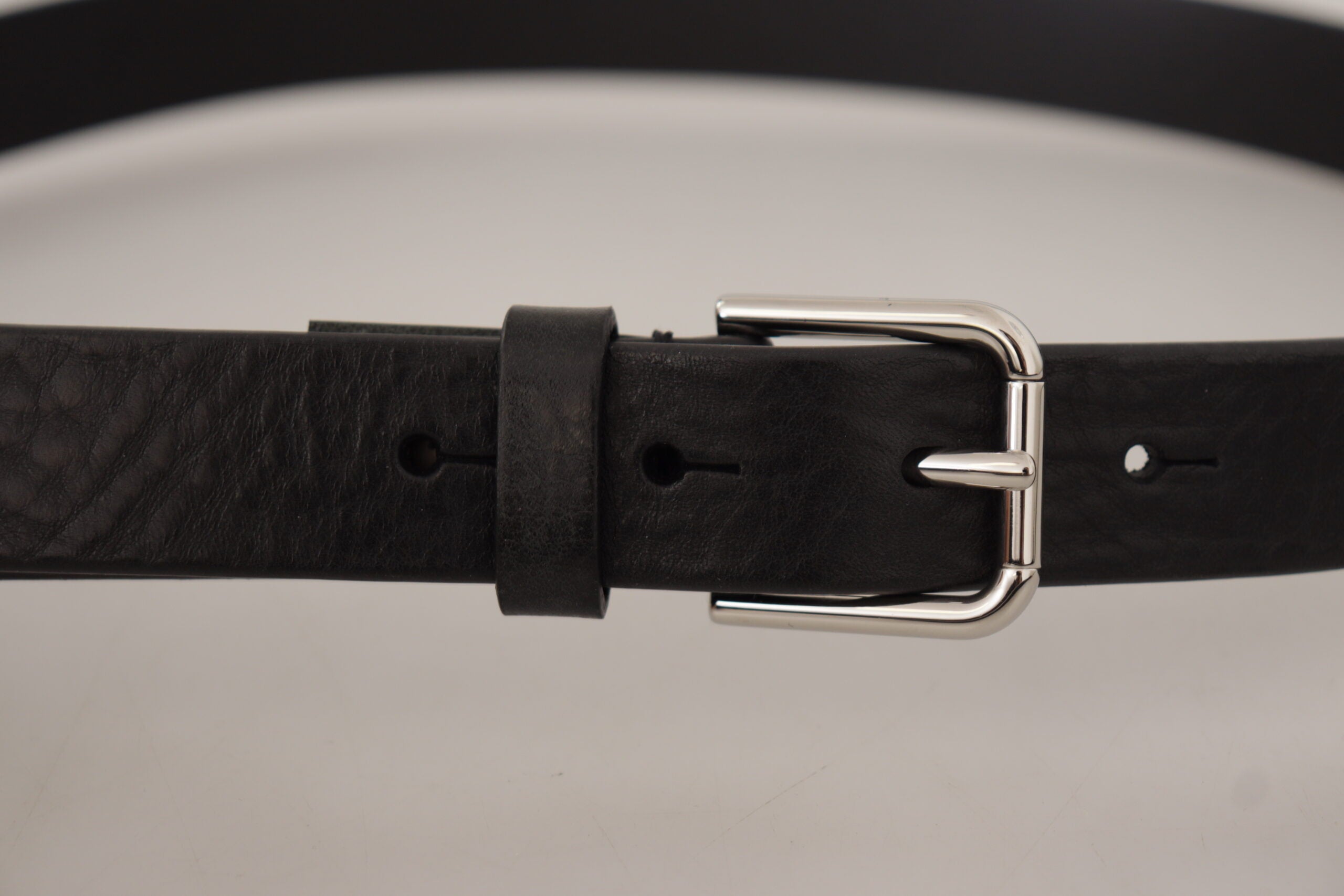 Zwarte kalfsleren riem met zilveren logo en metalen gesp