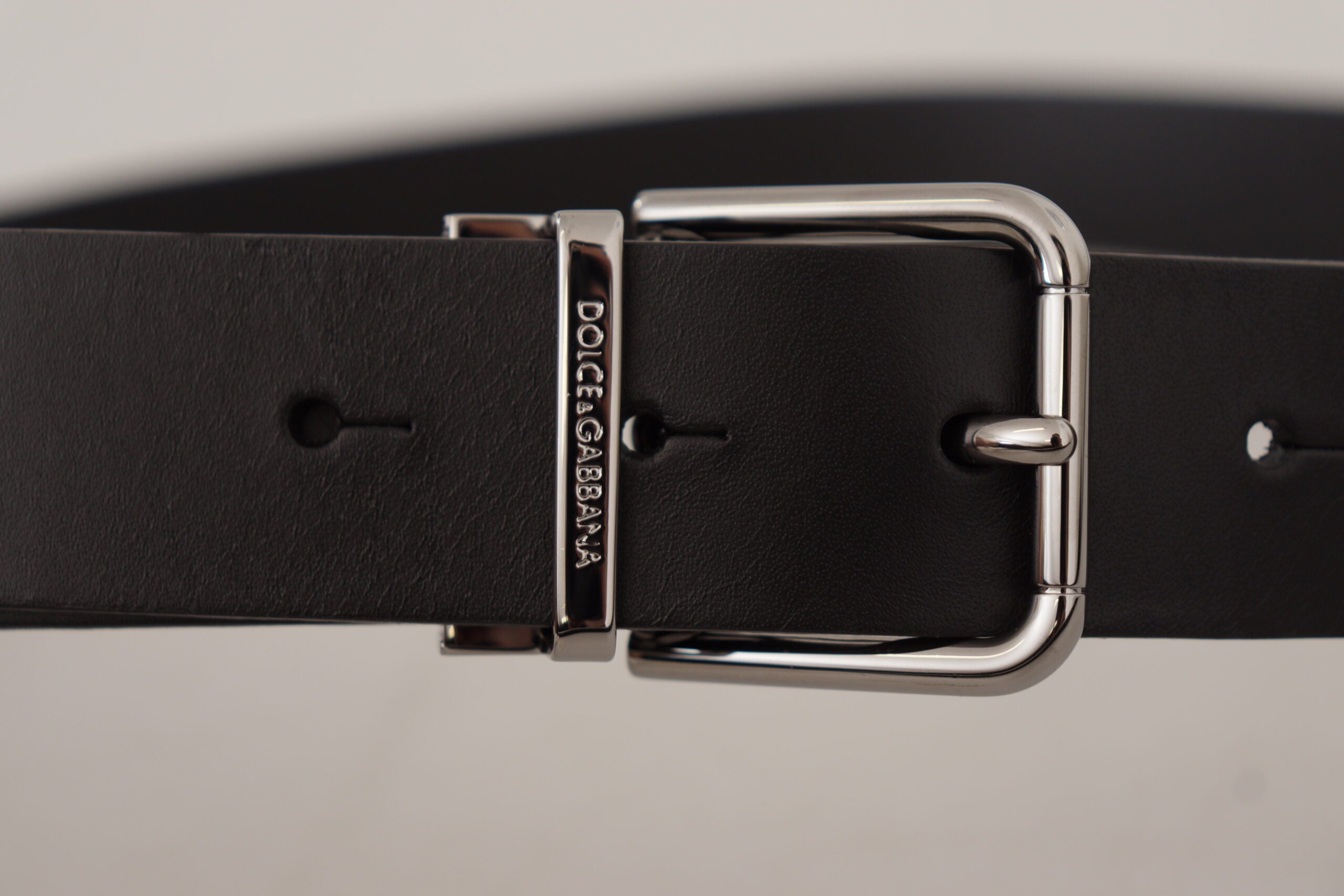 Zwarte casual kalfsleren riem met metalen gesp en logo