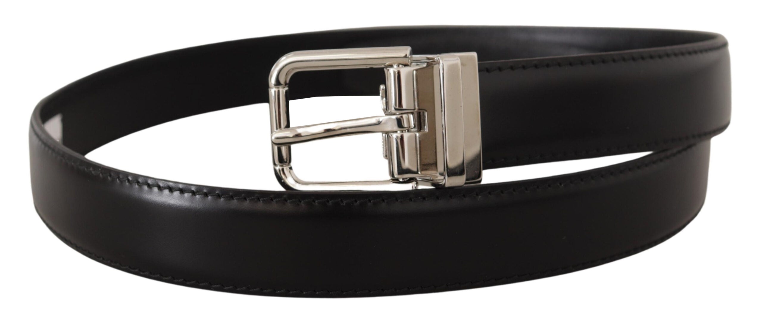 Zwarte kalfsleren riem met metalen gesp en gegraveerd logo