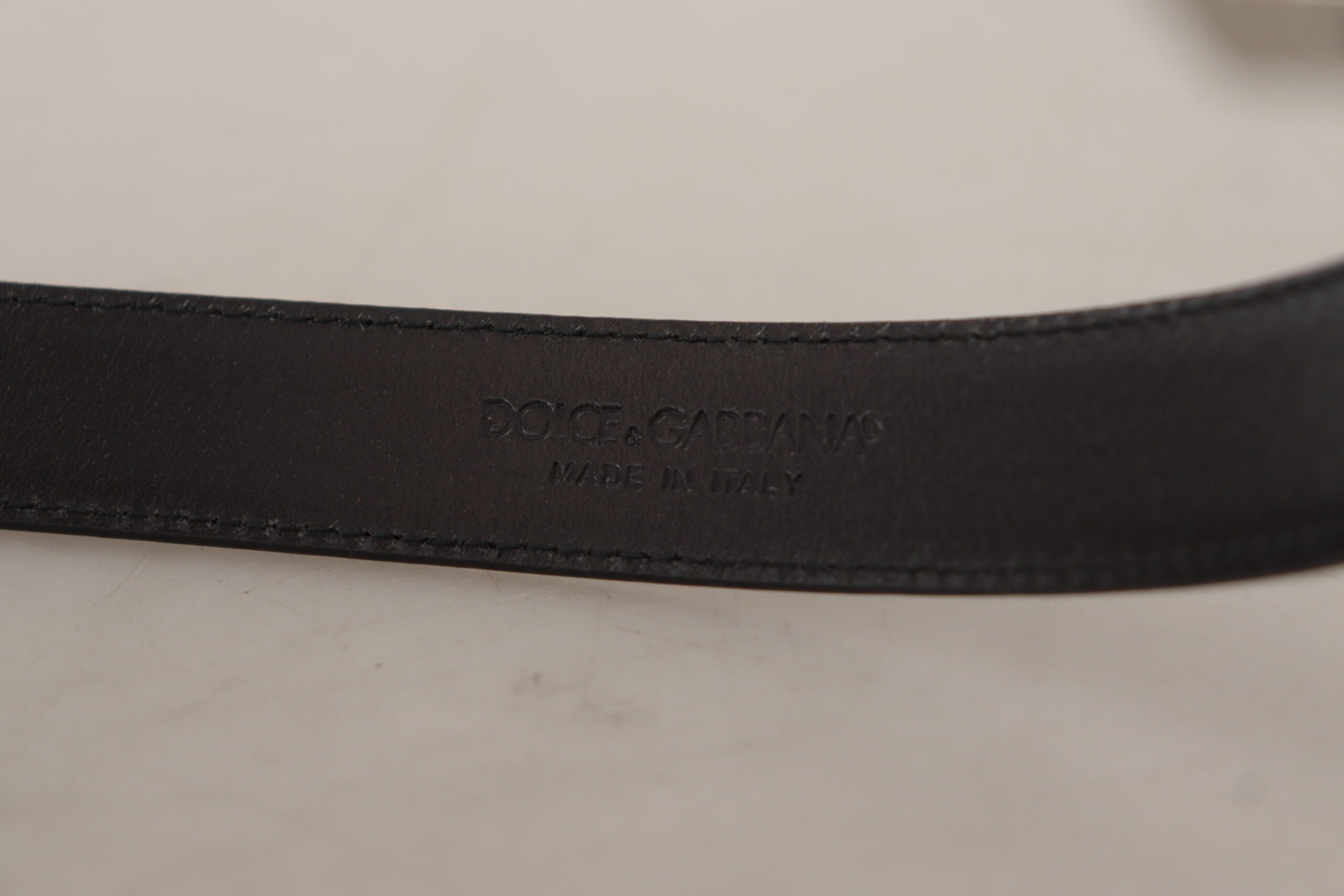 Zwarte kalfsleren riem met metalen gesp en gegraveerd logo