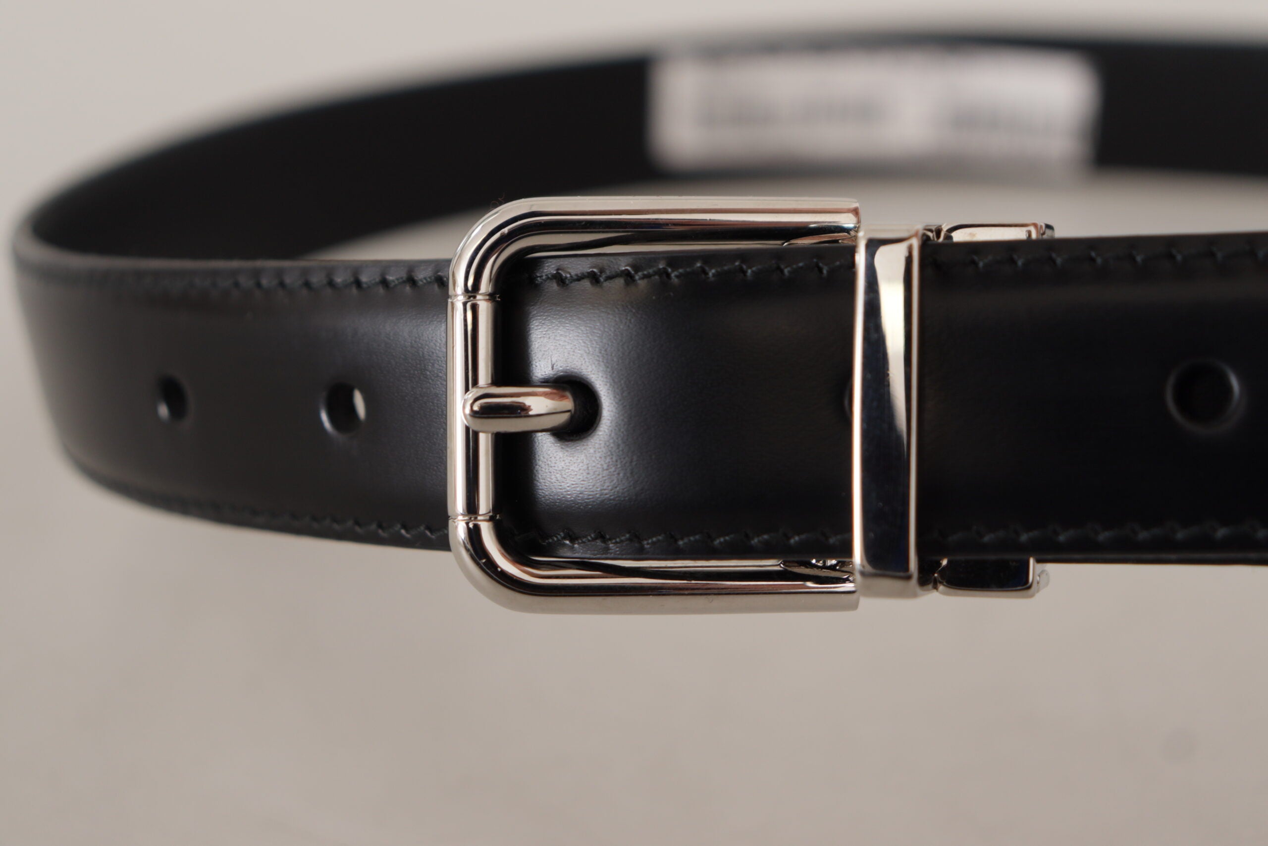 Zwarte kalfsleren riem met metalen gesp en gegraveerd logo