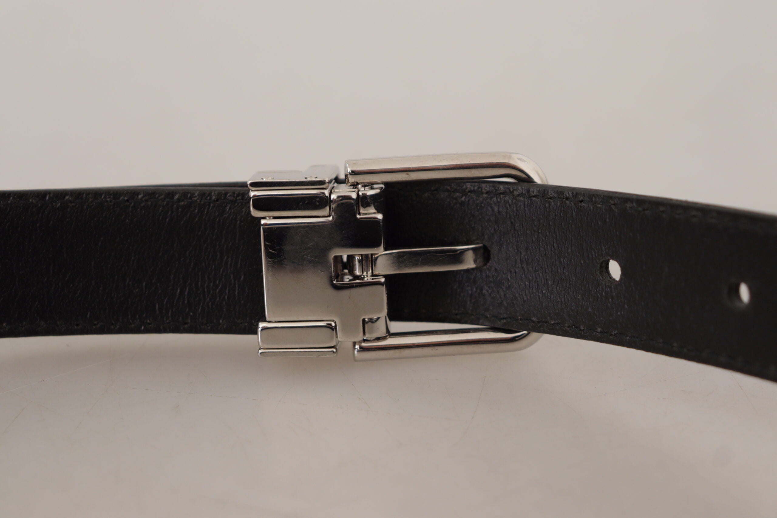 Zwarte kalfsleren riem met metalen gesp en gegraveerd logo