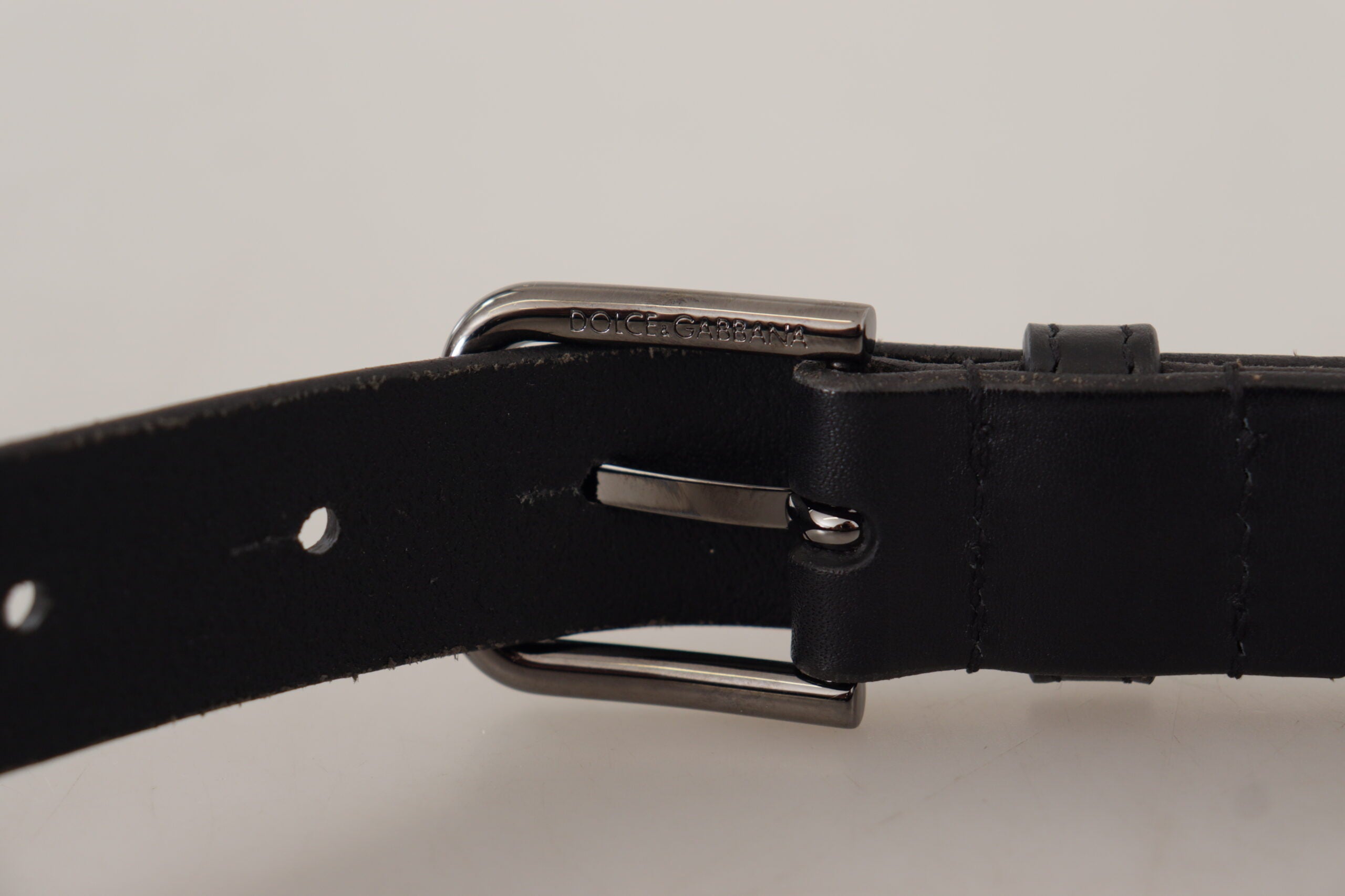 Zwarte kalfsleren riem met metalen gesp en gegraveerd logo