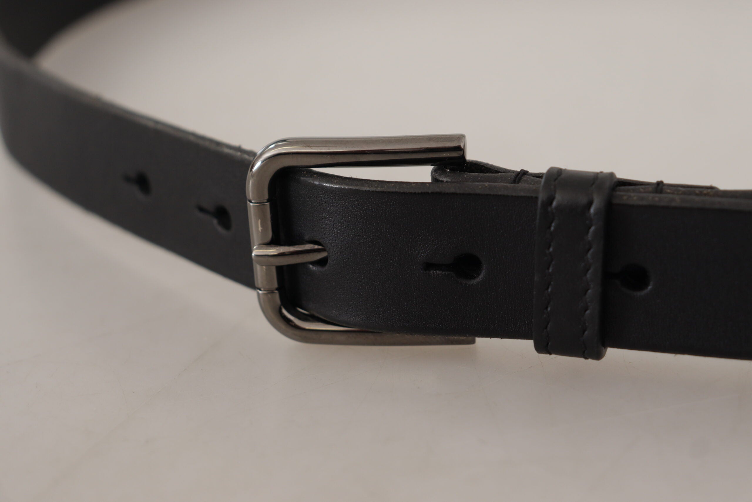 Zwarte kalfsleren riem met metalen gesp en gegraveerd logo