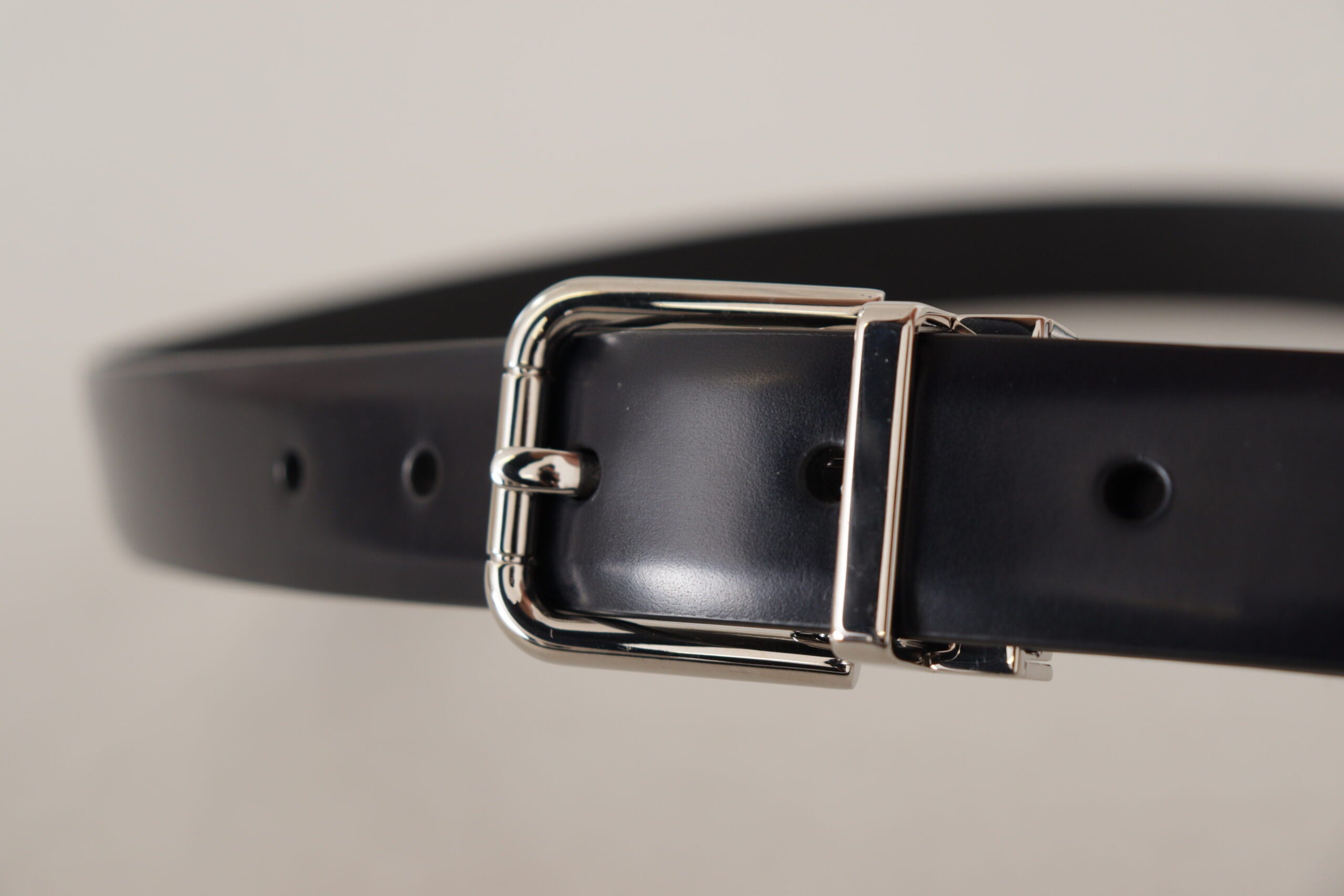 Zwarte kalfsleren riem met zilveren metalen logogesp