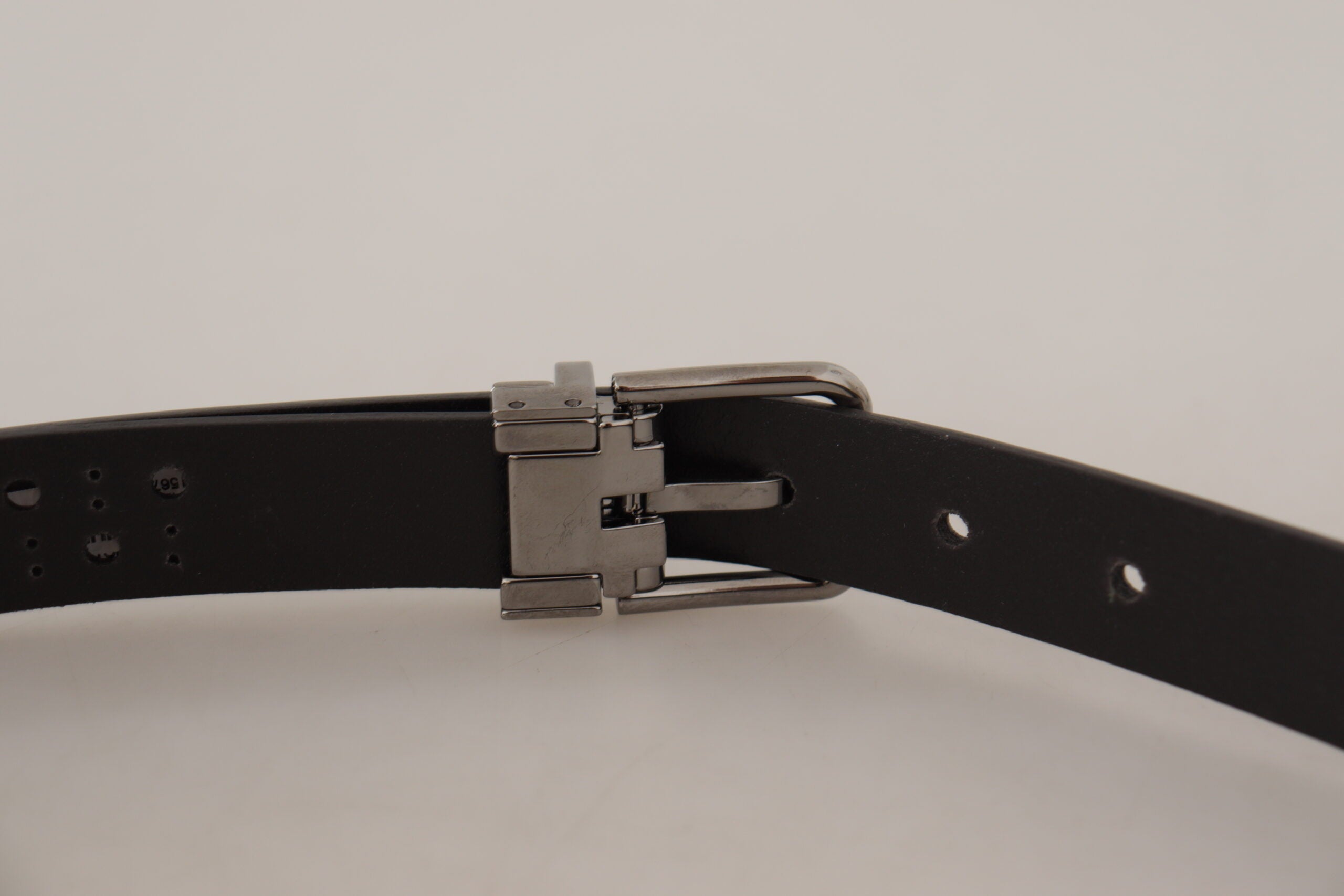 Donkerpaarse geperforeerde leren riem met metalen gesp