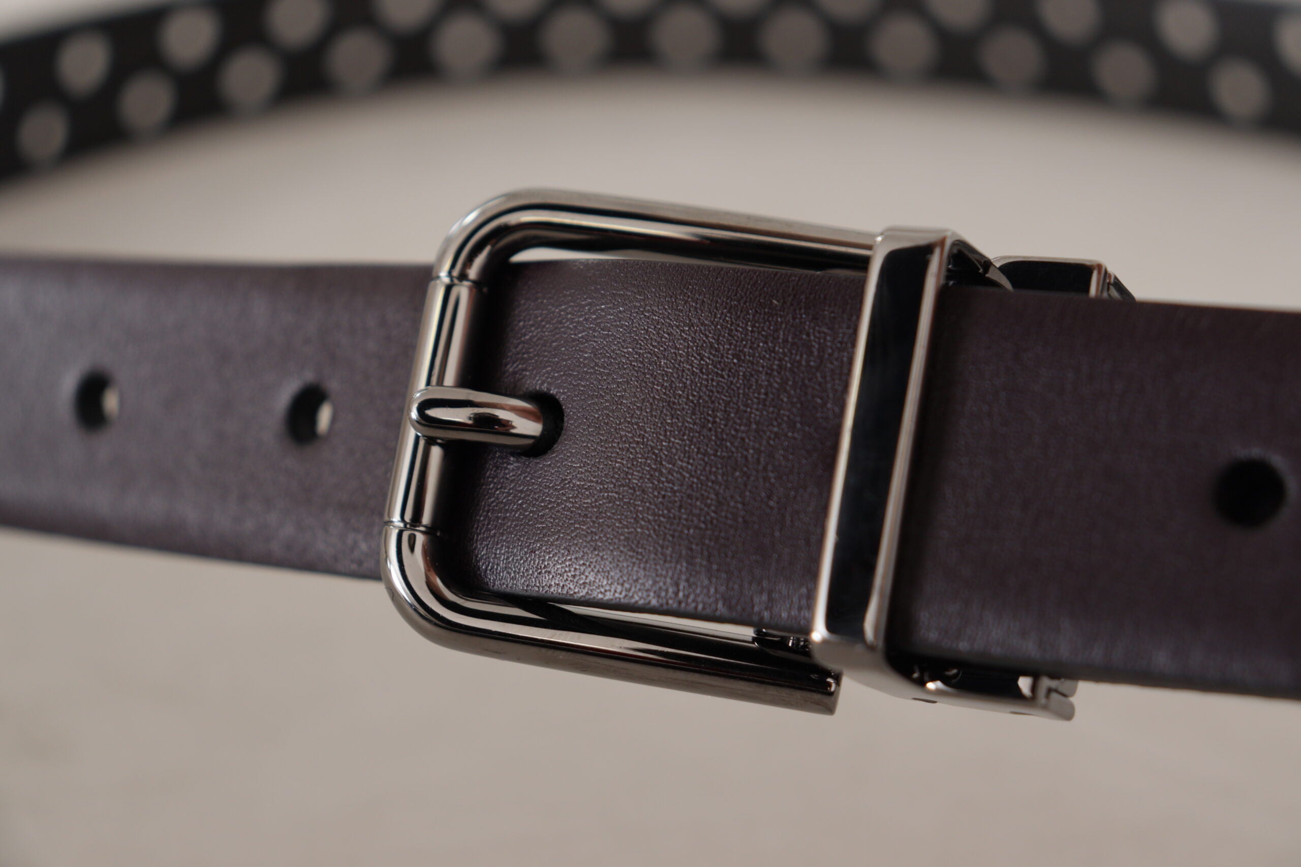Donkerpaarse geperforeerde leren riem met metalen gesp