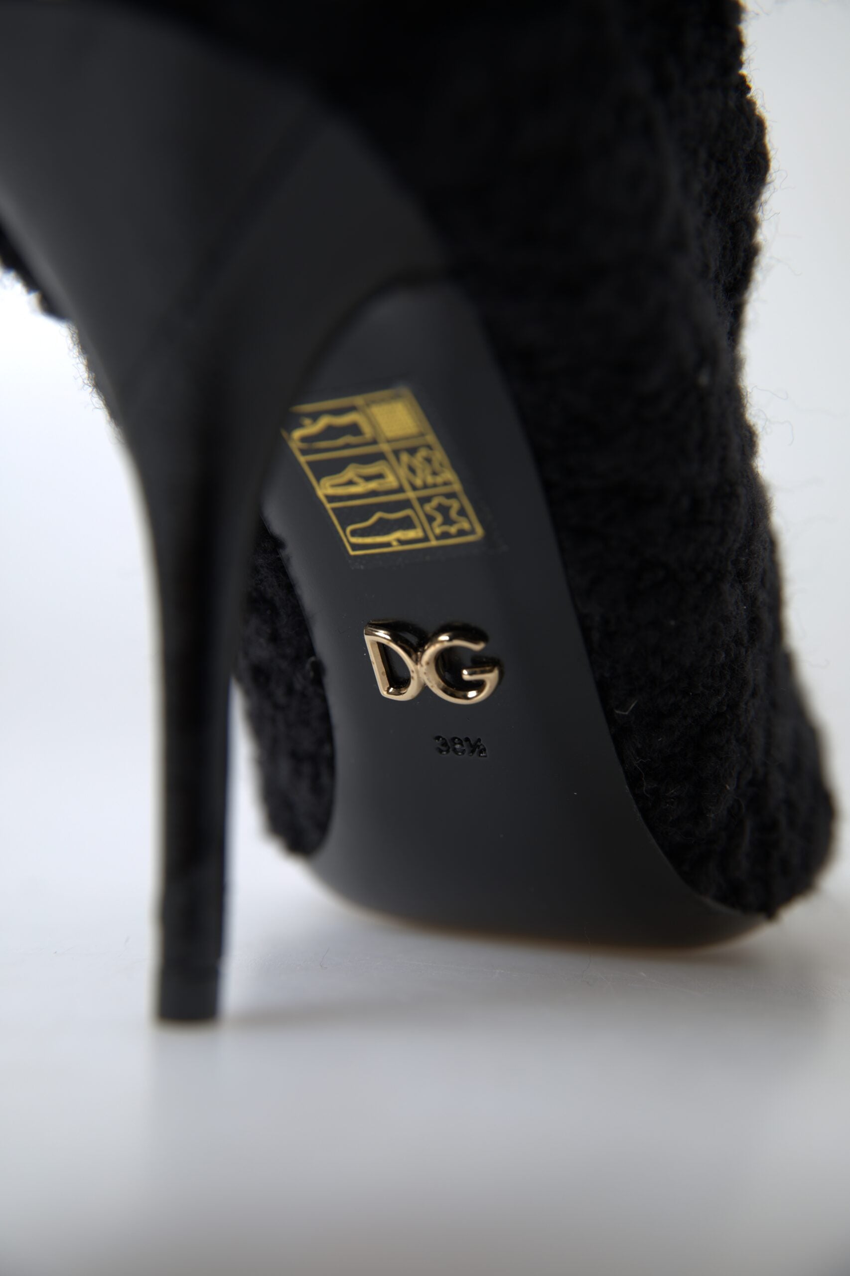 Zwarte stiletto hakken, halfhoge laarzen