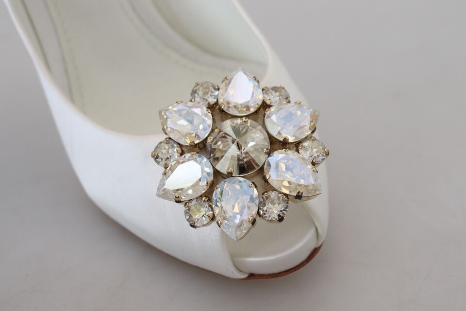 Satijnen pumps met peeptoe en witte kristallen